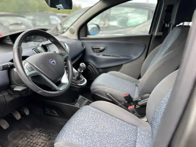 Lancia Ypsilon view 12