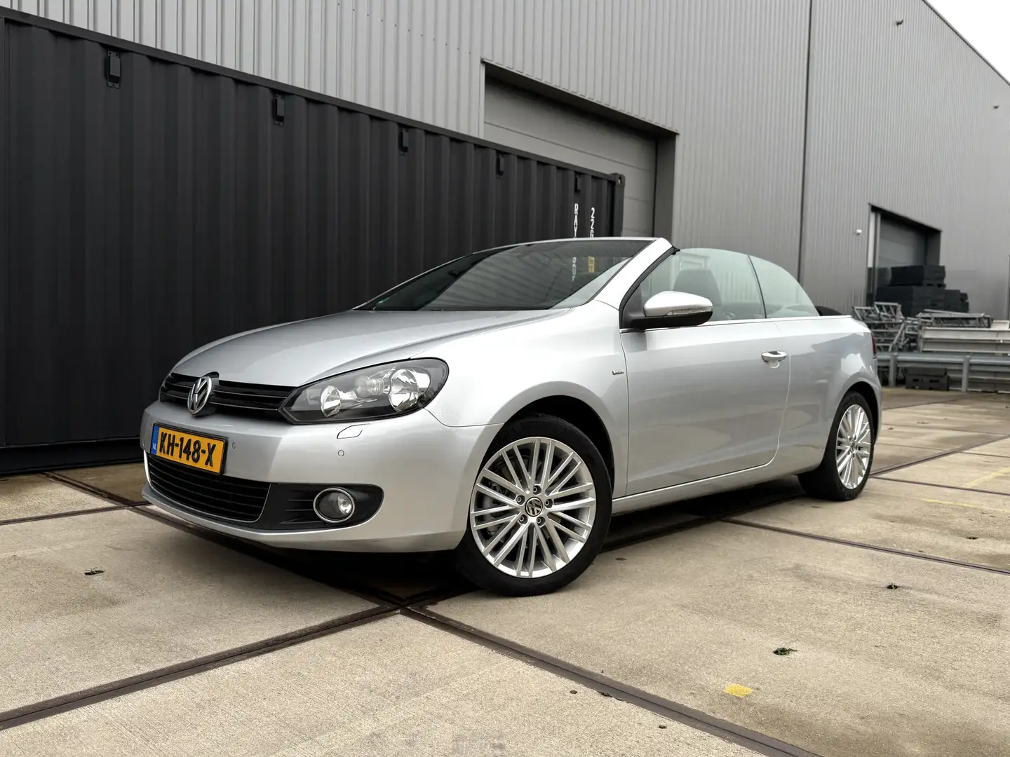 Volkswagen Golf Cabriolet 2.0 TDI Cup l BlueMotion l Camera l Trekhaak l Cru Silber - 1