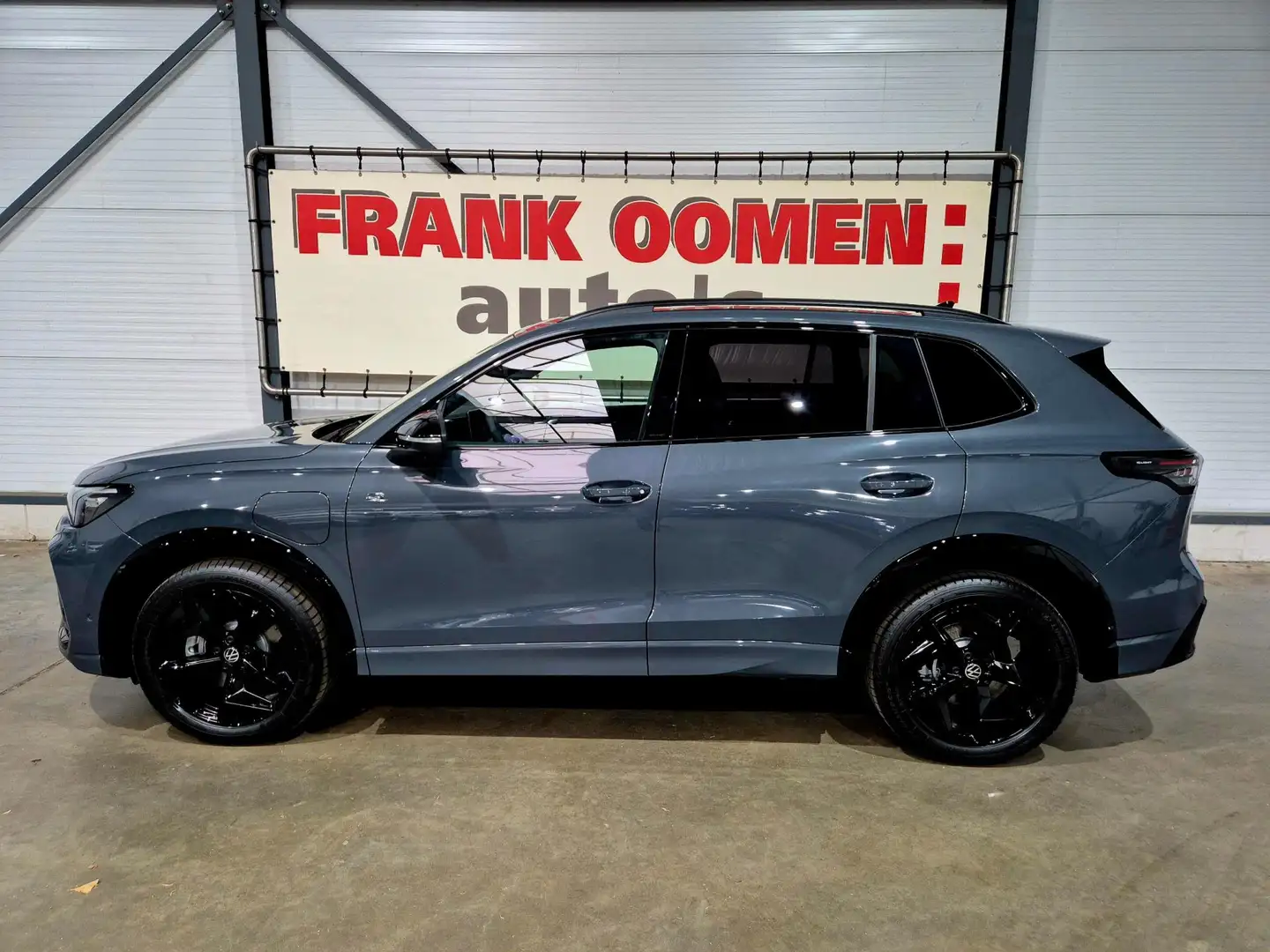 Volkswagen Tiguan 1.5 eHybrid 204PK R-Line Edition Black Style Panor Grijs - 2