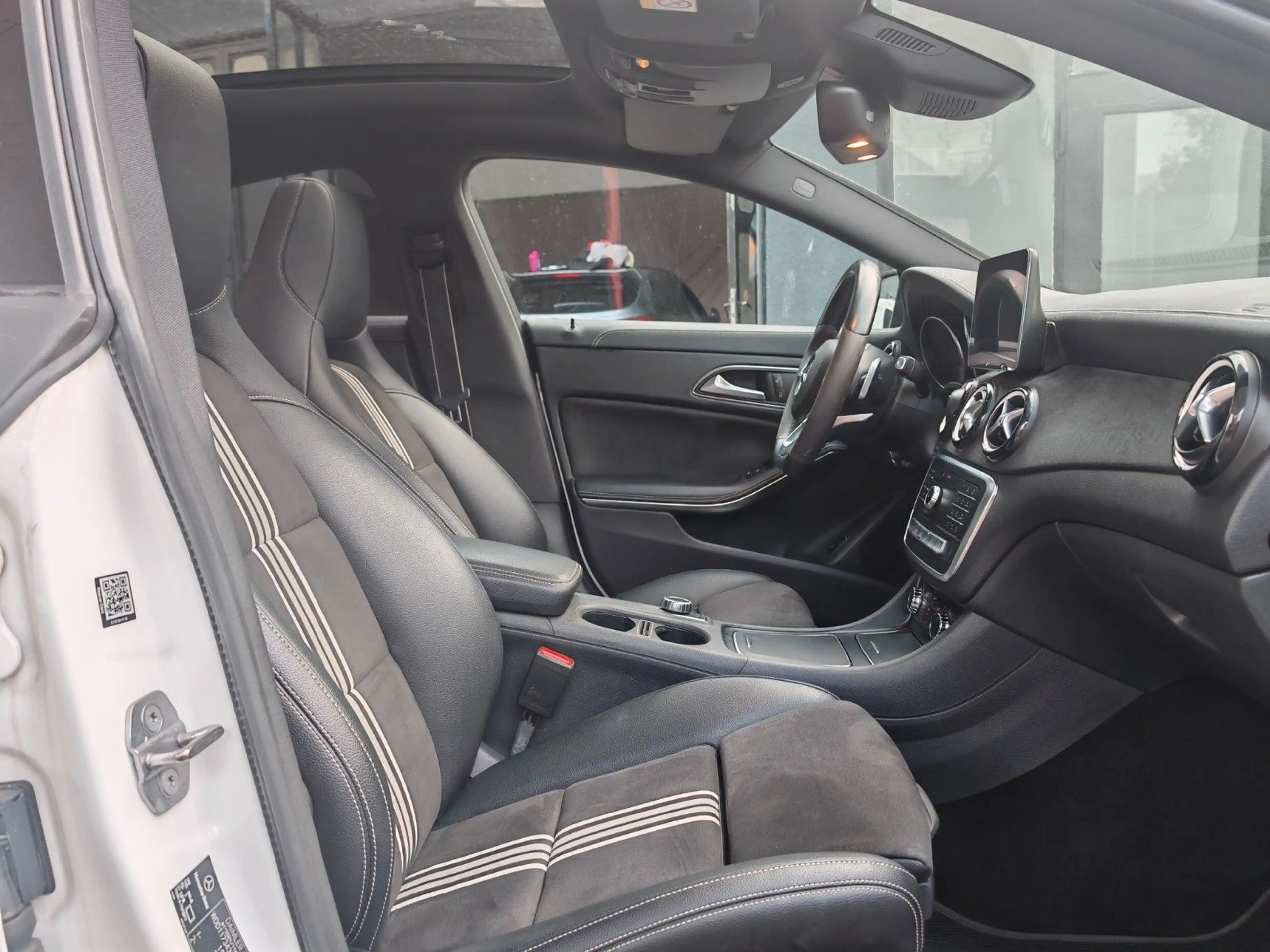 Mercedes-Benz CLA 200 Peak AMG Pano Night Harman Kardon Kamera — photo 4