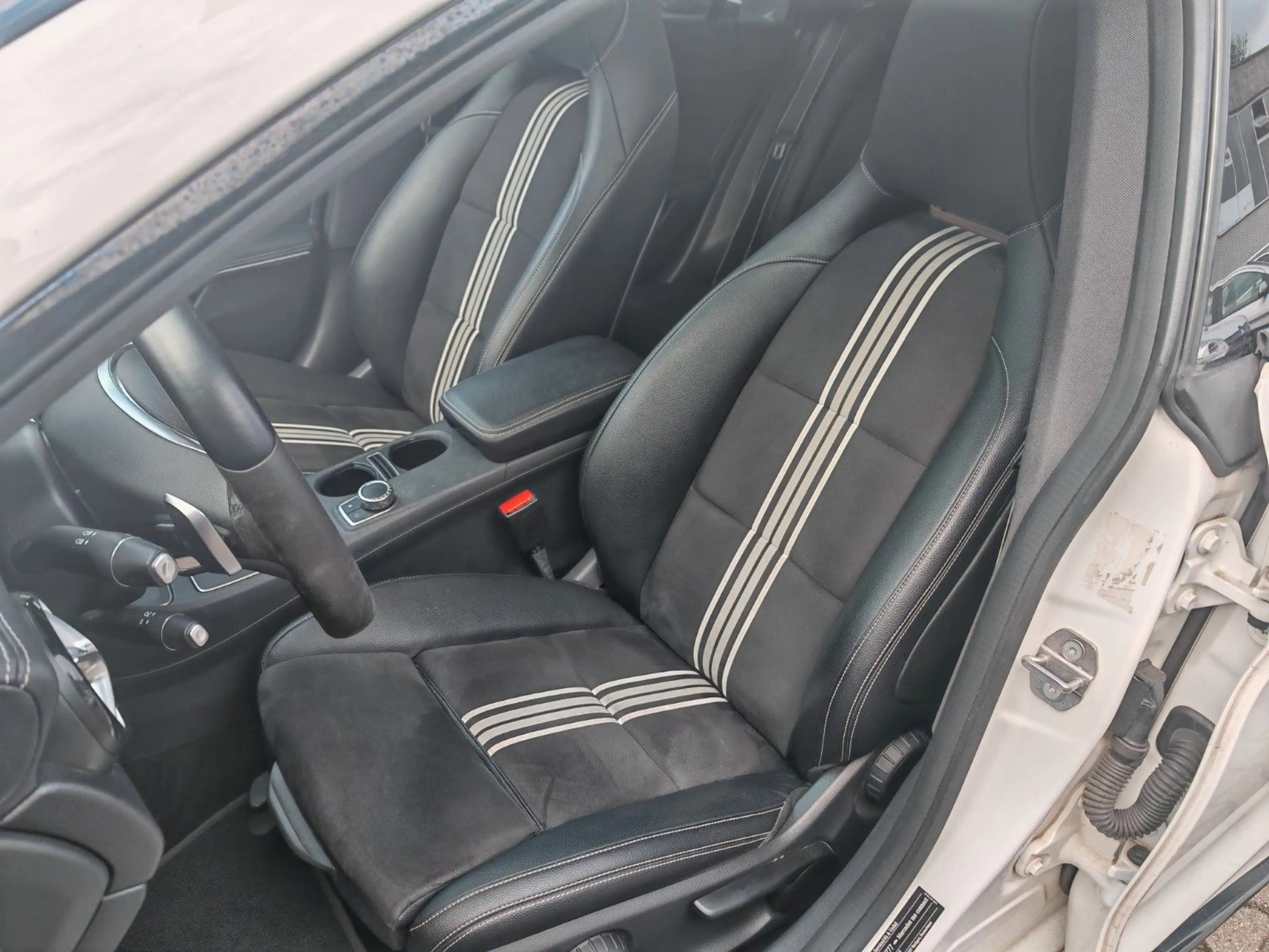 Mercedes-Benz CLA 200 Peak AMG Pano Night Harman Kardon Kamera — photo 3