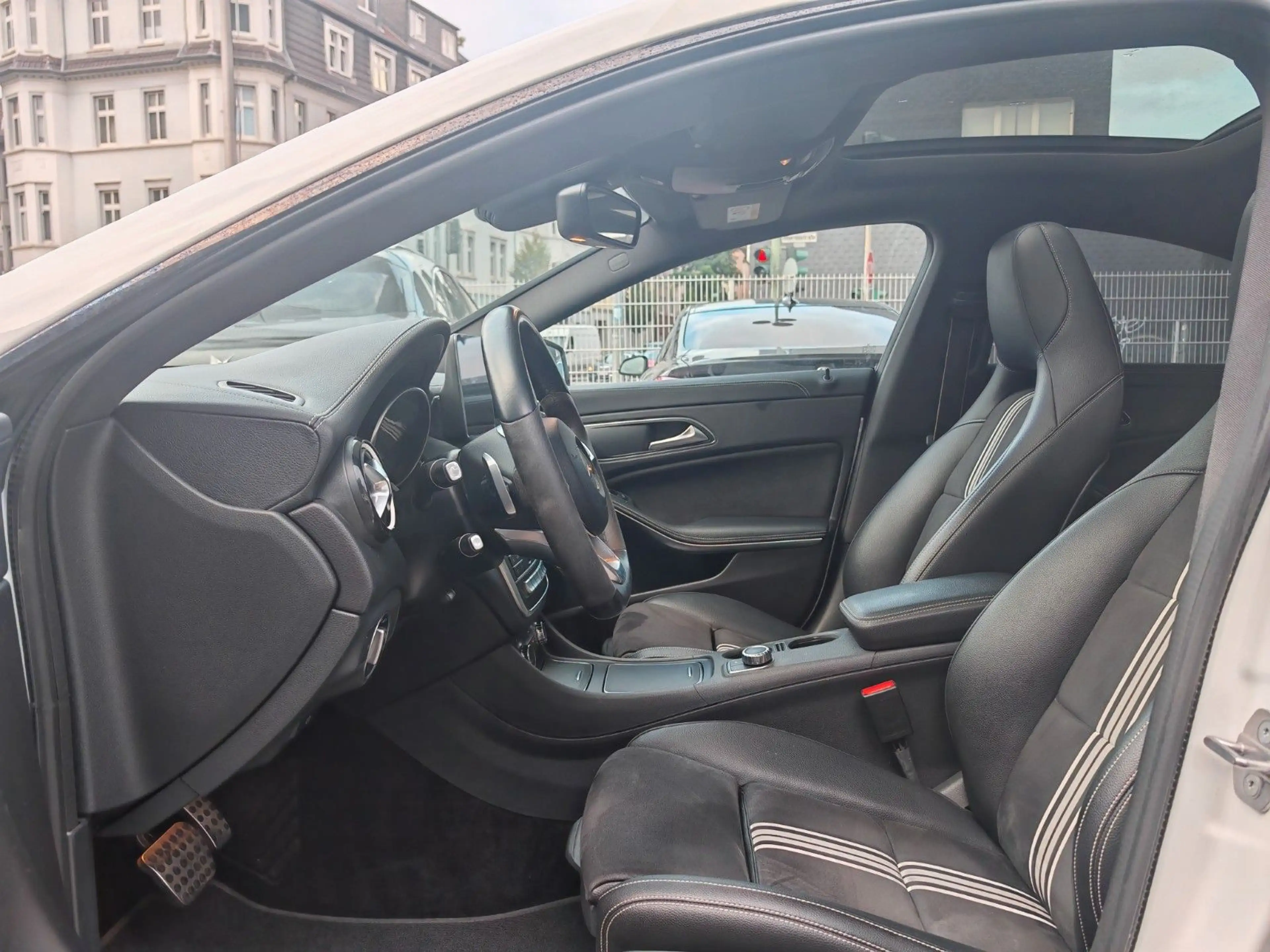 Mercedes-Benz CLA 200 Peak AMG Pano Night Harman Kardon Kamera