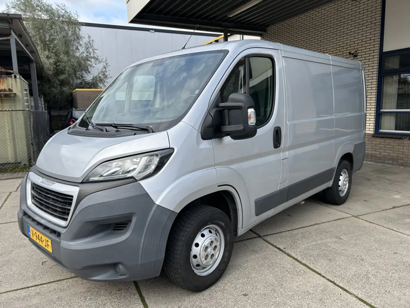 Peugeot Boxer 330 2.0 HDI L1H1 ZILVER NAVI Grau - 1