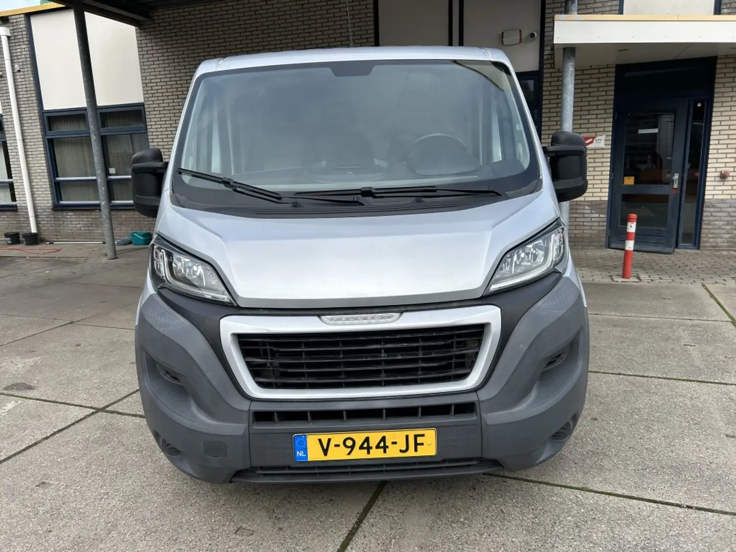 Peugeot Boxer 330 2.0 HDI L1H1 ZILVER NAVI Grau - 2