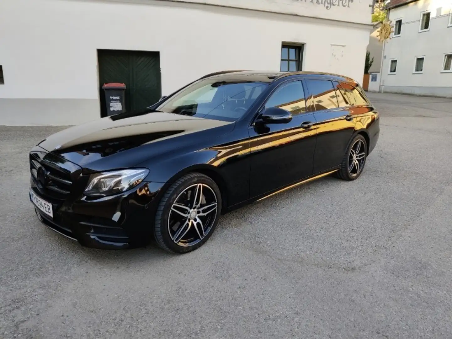 Mercedes-Benz E 400 T 4MATIC AMG Line NIGHT PAKET Schwarz - 1