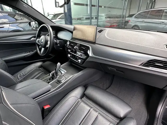 BMW 5 Series view 14