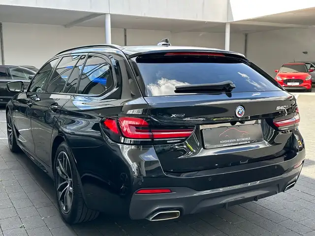 BMW 5 Series view 4