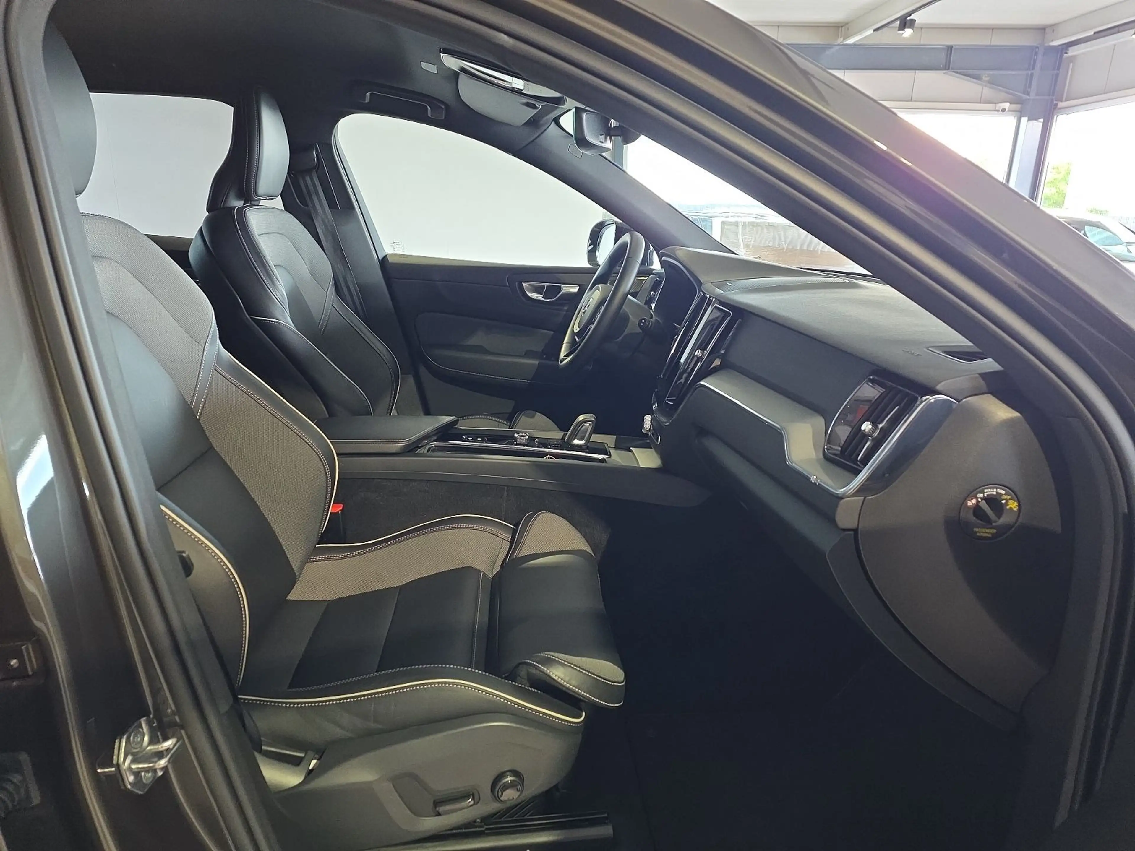 Volvo XC60 B4 R-Design ACC 360° H/K WinterPkt Voll-LED — photo 11