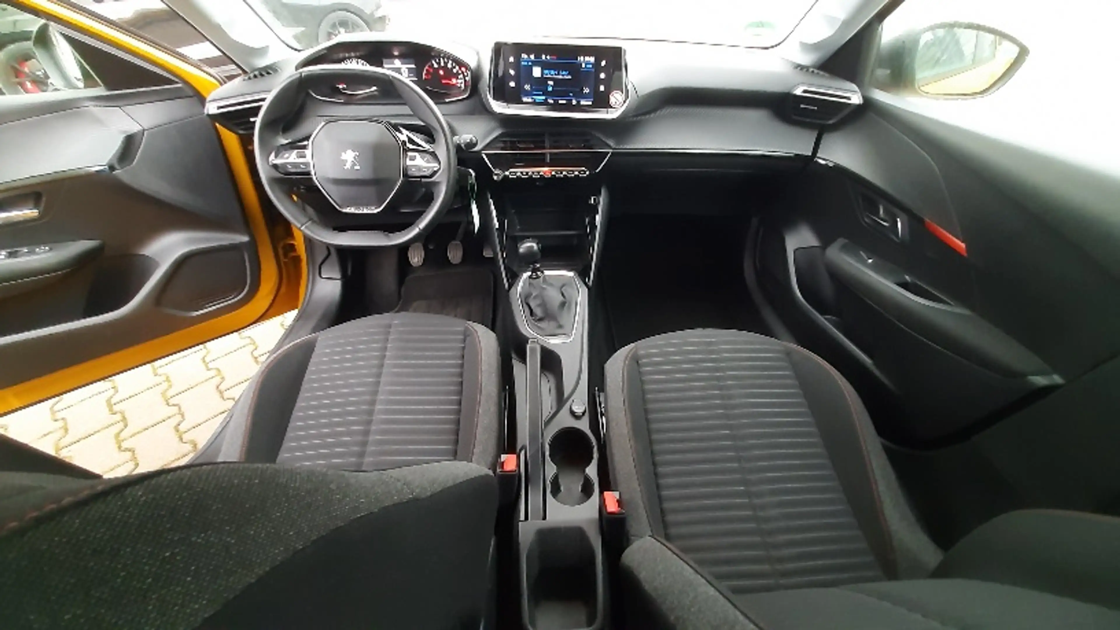 Peugeot 208 Active Pack PureTec100 6-Gang MirrorScreen DAB EPH — photo 12