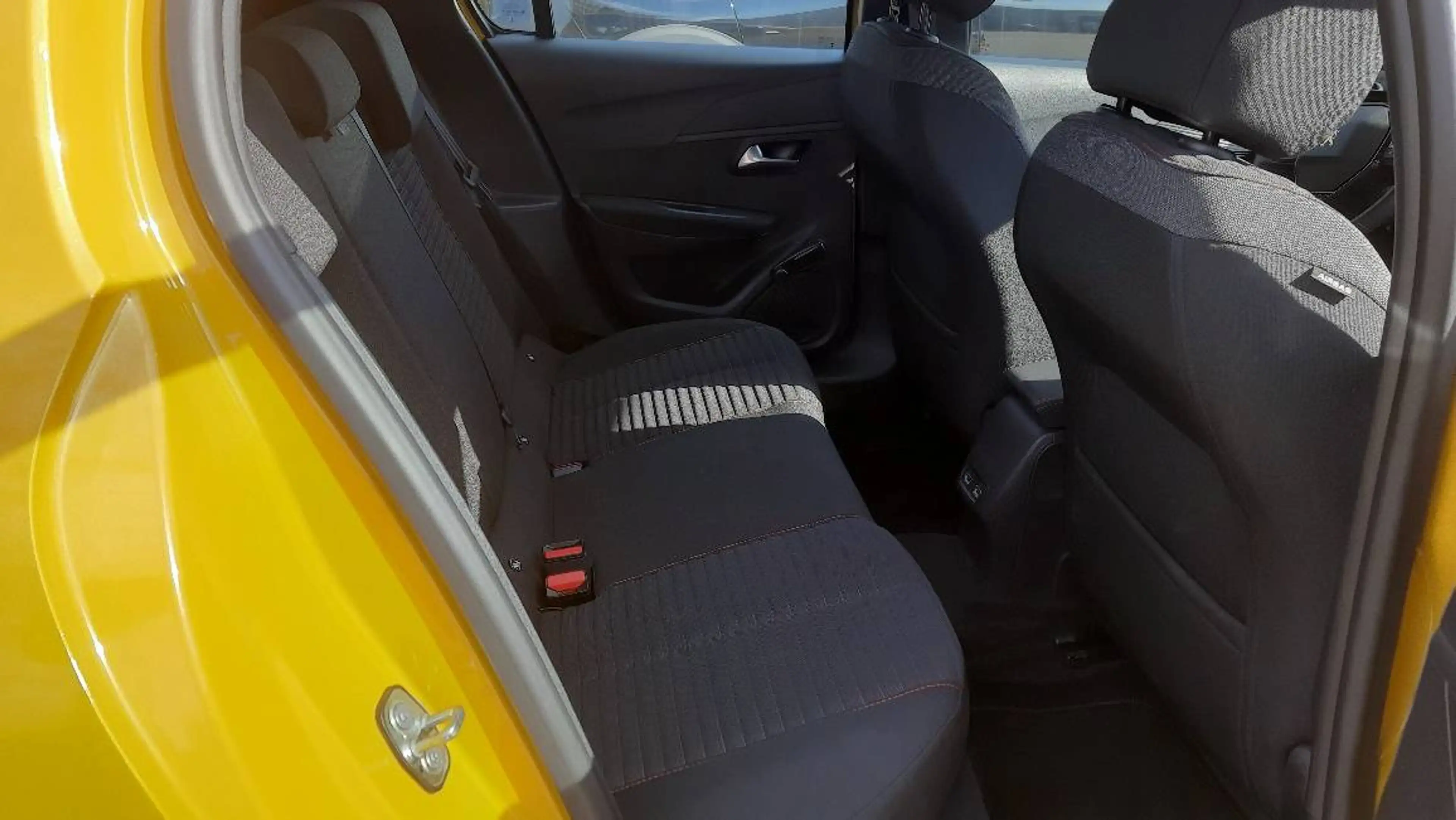 Peugeot 208 Active Pack PureTec100 6-Gang MirrorScreen DAB EPH — photo 10