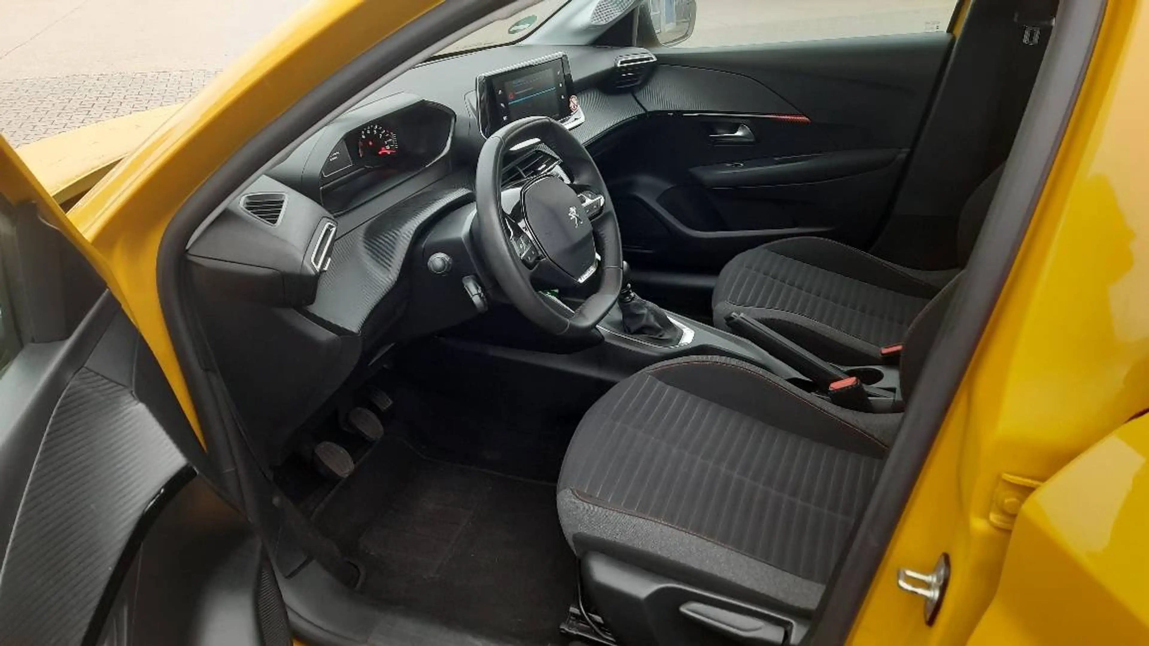 Peugeot 208 Active Pack PureTec100 6-Gang MirrorScreen DAB EPH — photo 14