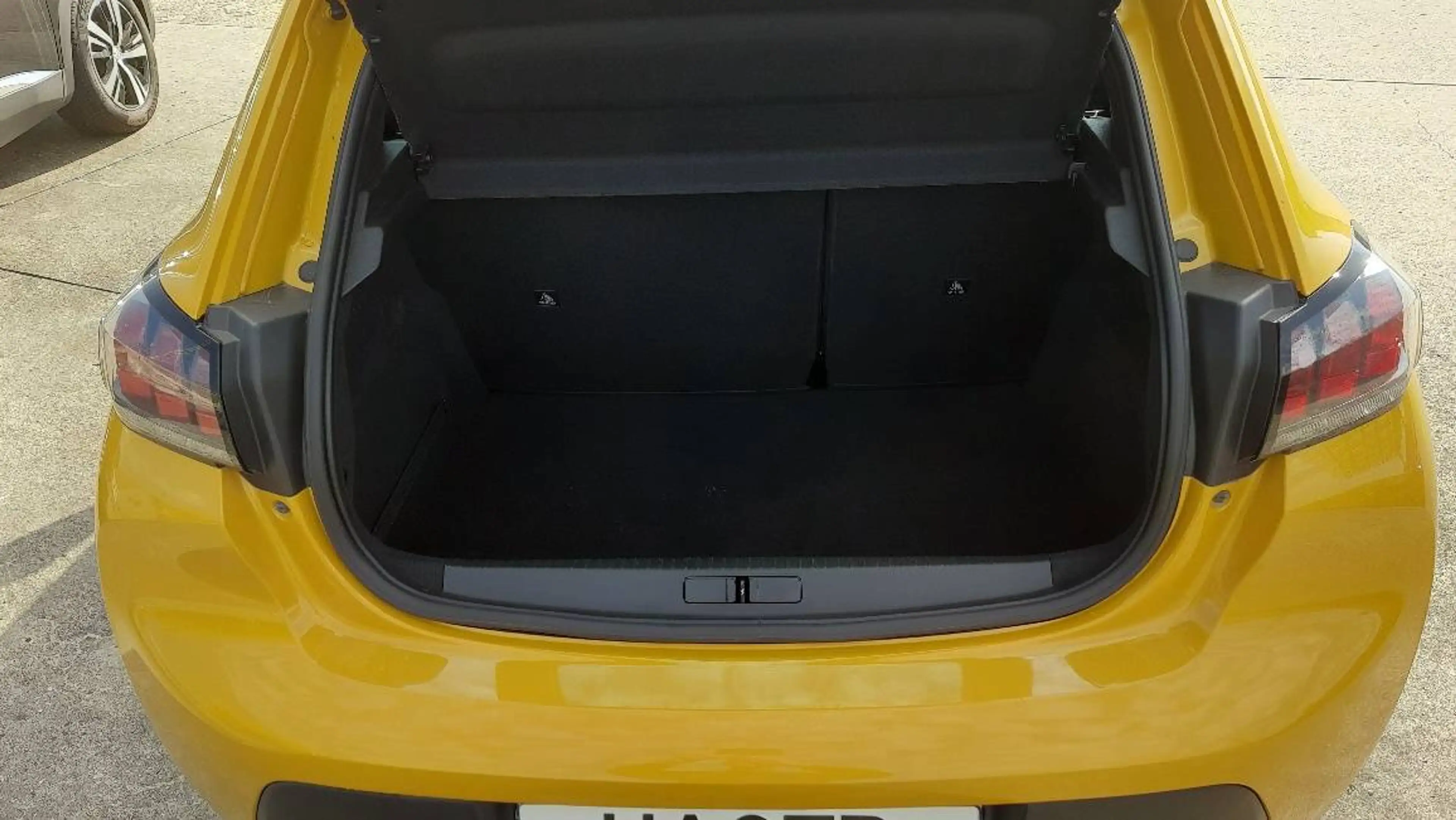 Peugeot 208 Active Pack PureTec100 6-Gang MirrorScreen DAB EPH — photo 11