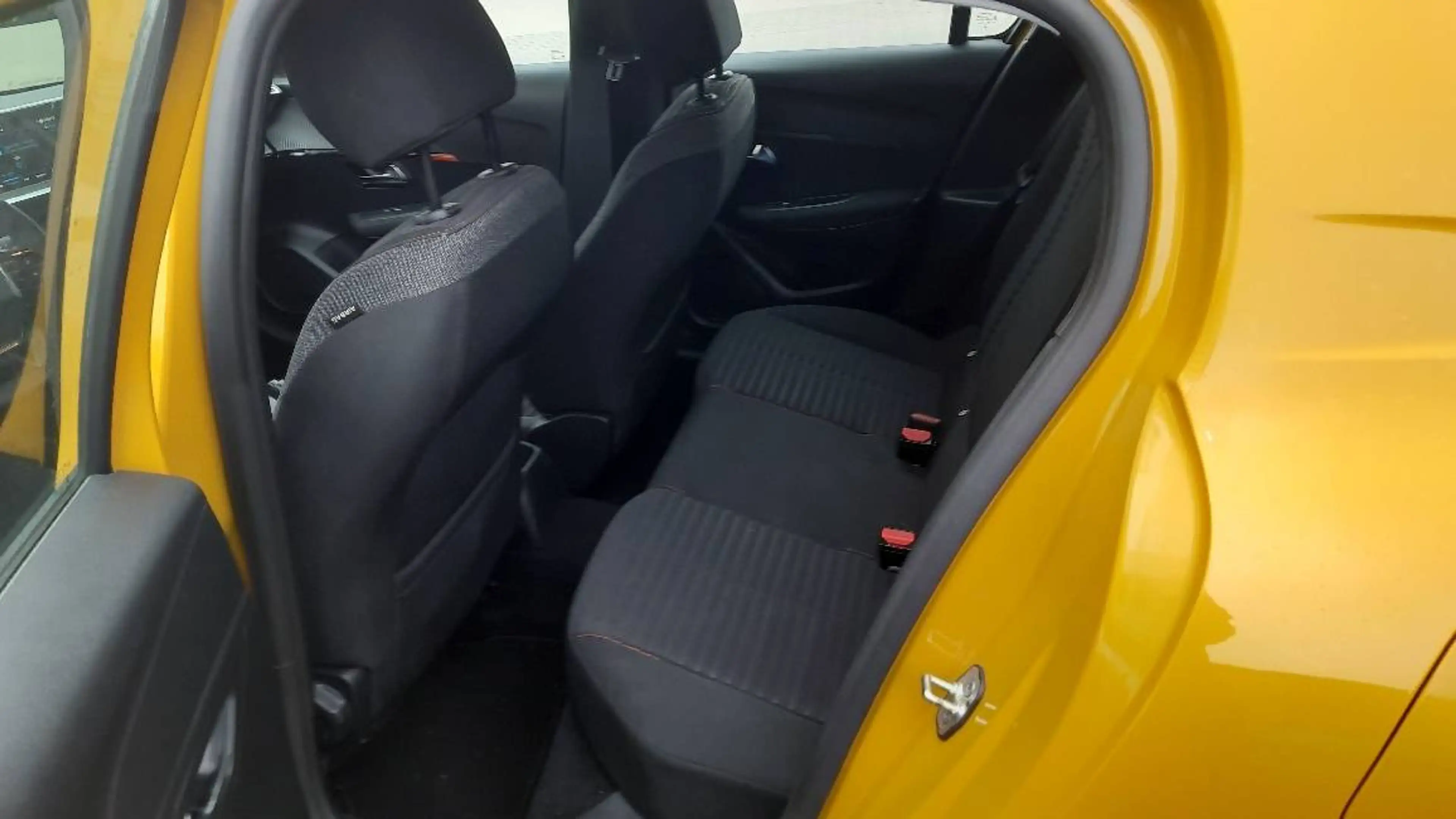 Peugeot 208 Active Pack PureTec100 6-Gang MirrorScreen DAB EPH — photo 9