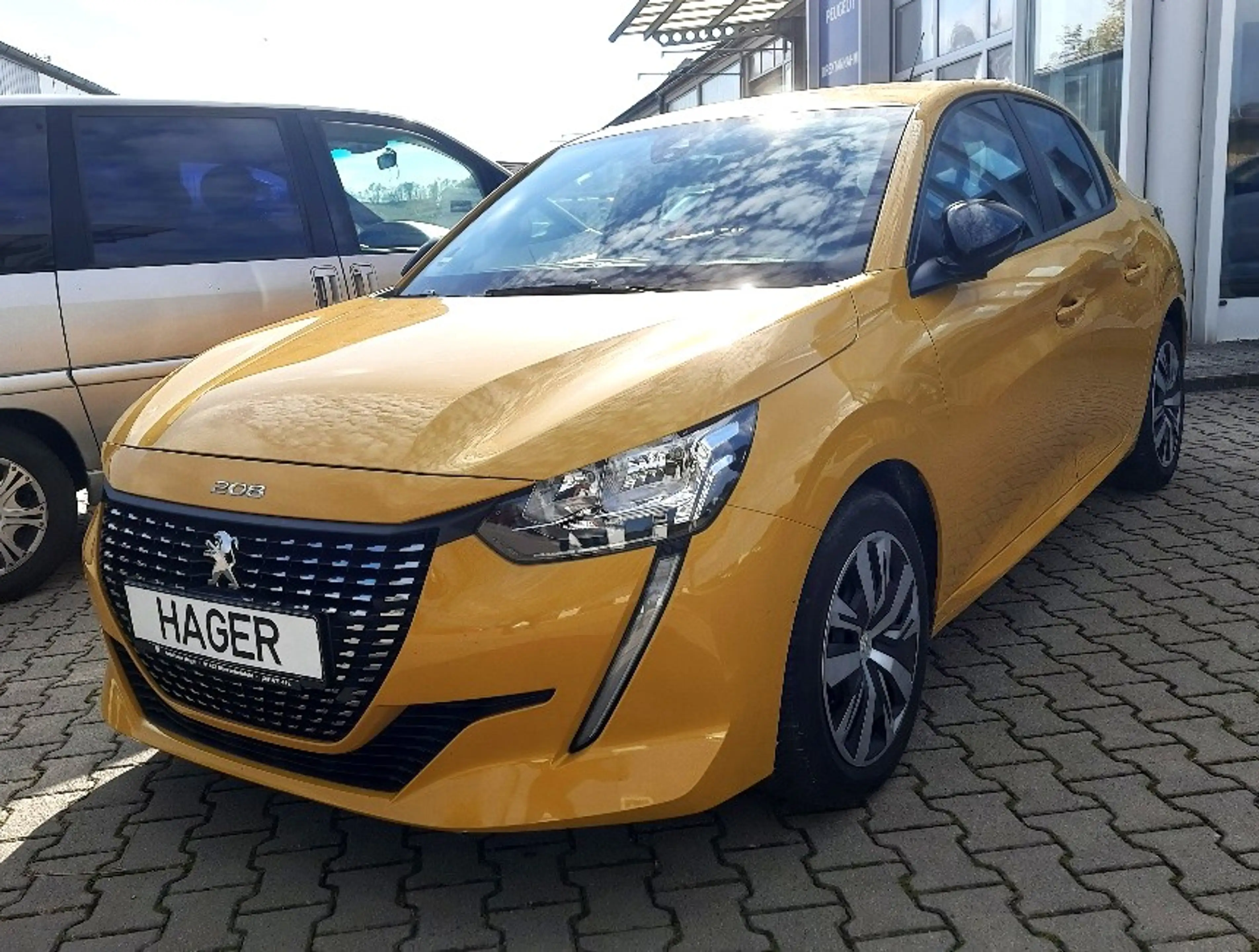 Peugeot 208 Active Pack PureTec100 6-Gang MirrorScreen DAB EPH — photo 3