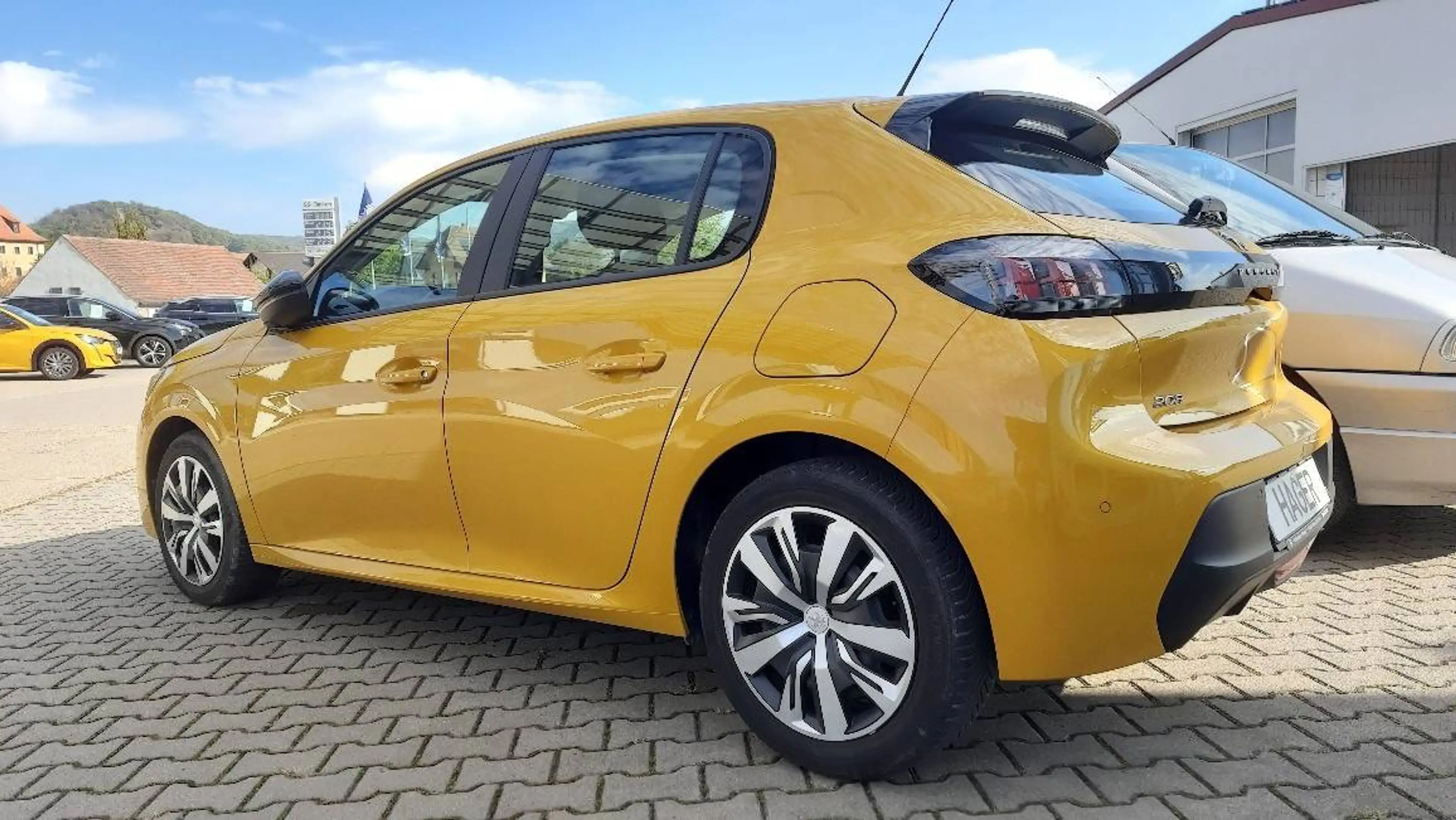 Peugeot 208 Active Pack PureTec100 6-Gang MirrorScreen DAB EPH — photo 6