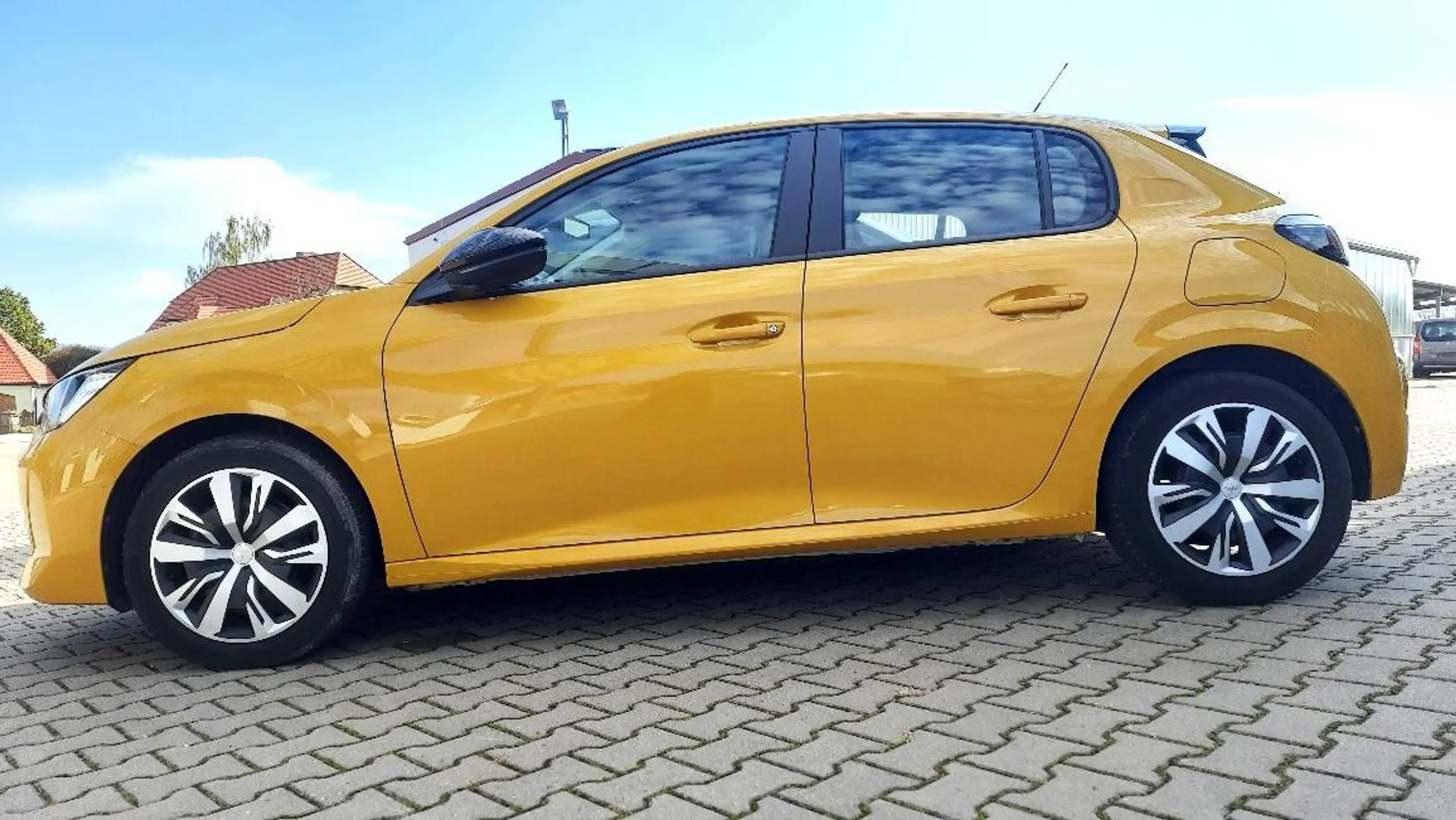 Peugeot 208 Active Pack PureTec100 6-Gang MirrorScreen DAB EPH — photo 5