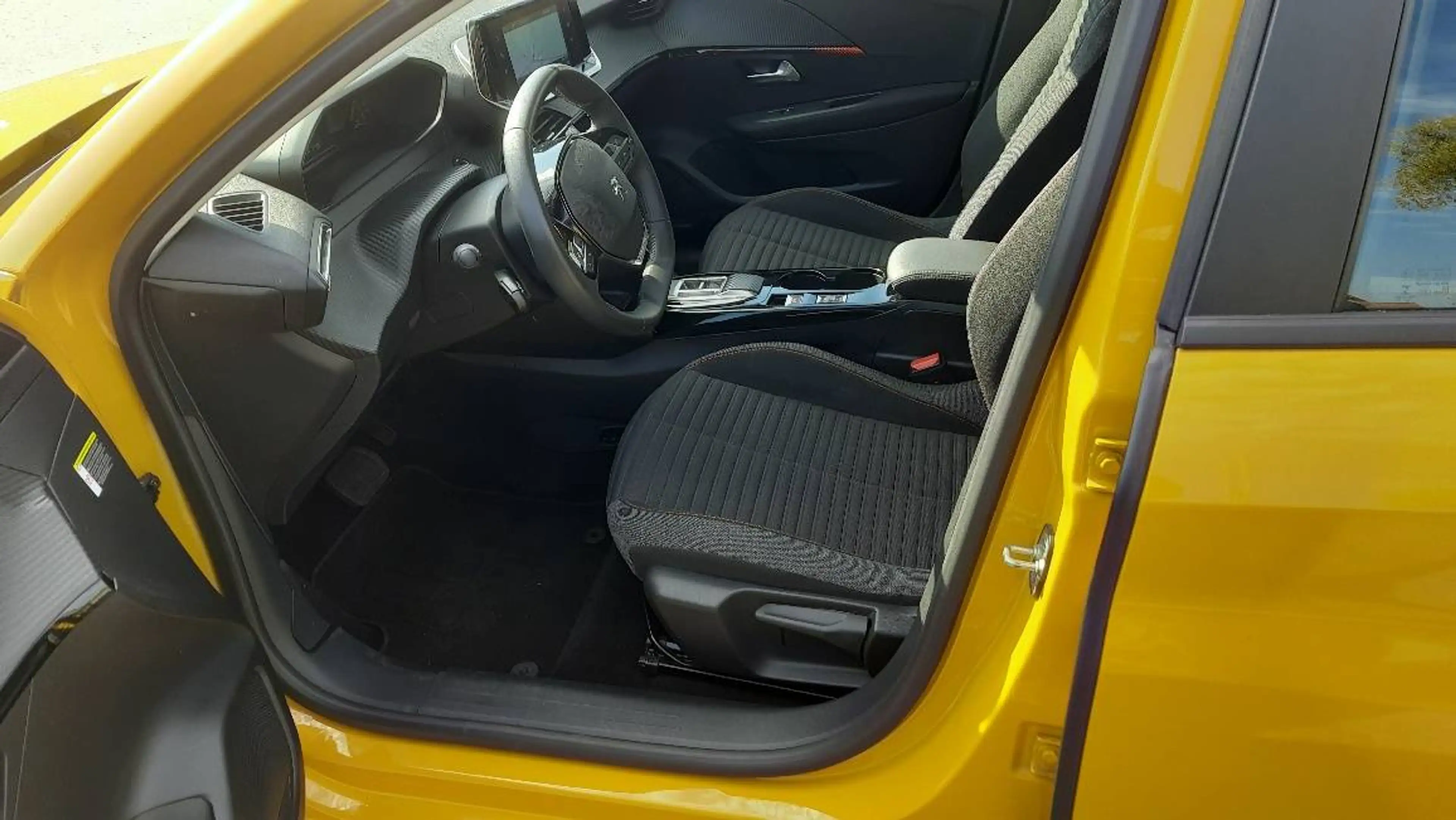 Peugeot 208 Active Pack PureTec100 6-Gang MirrorScreen DAB EPH — photo 8