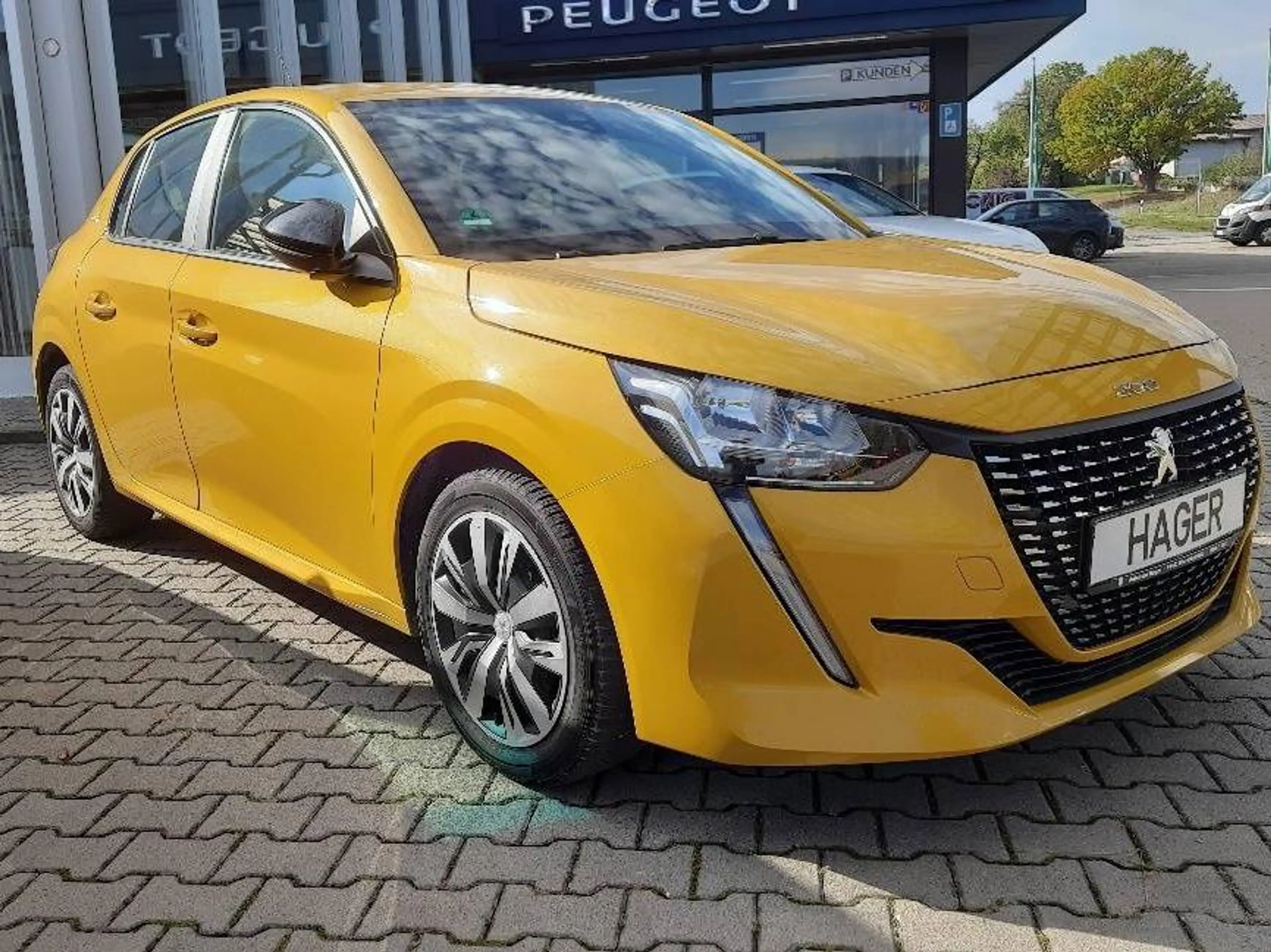 Peugeot 208 Active Pack PureTec100 6-Gang MirrorScreen DAB EPH