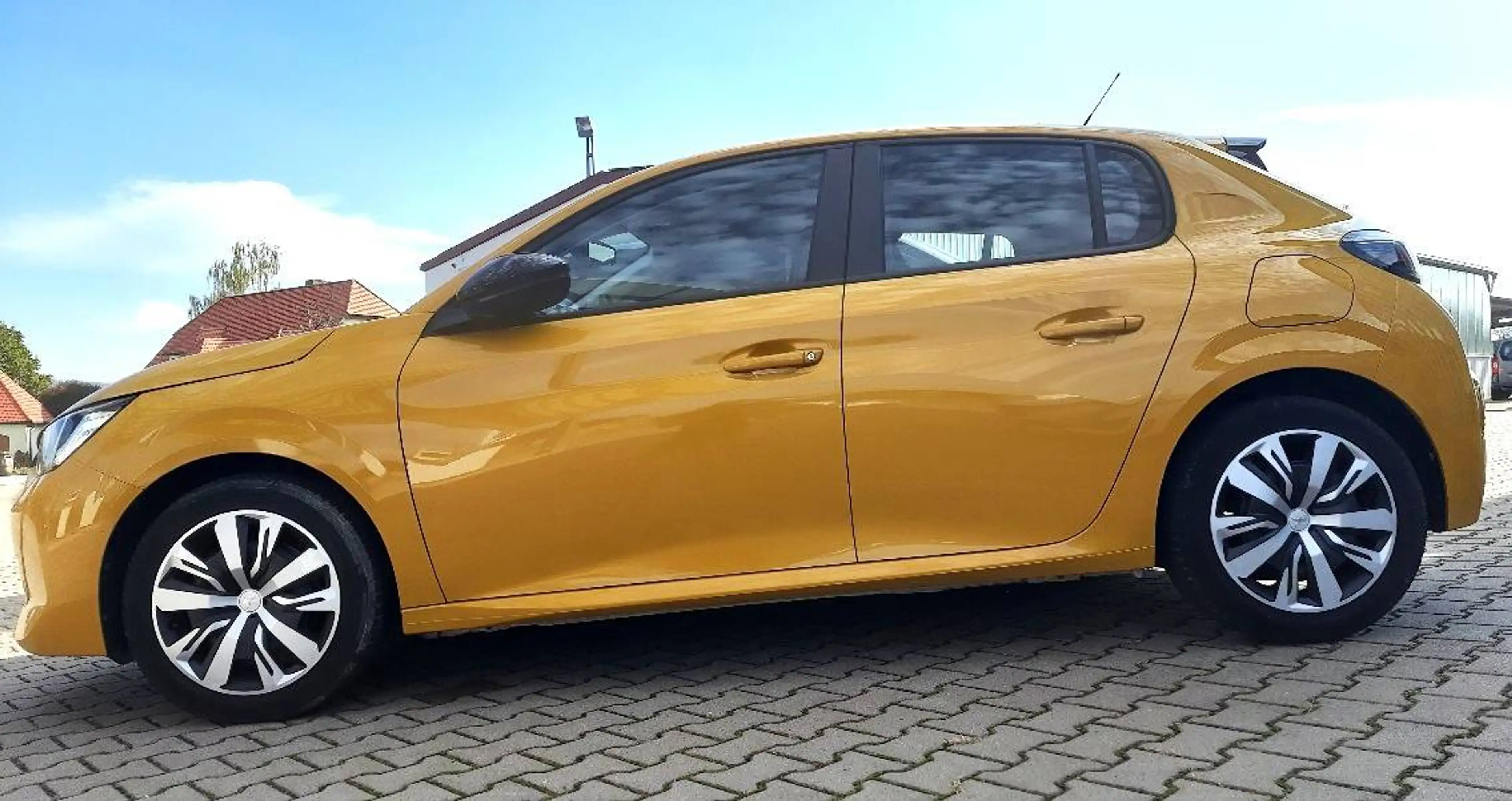 Peugeot 208 Active Pack PureTec100 6-Gang MirrorScreen DAB EPH — photo 4