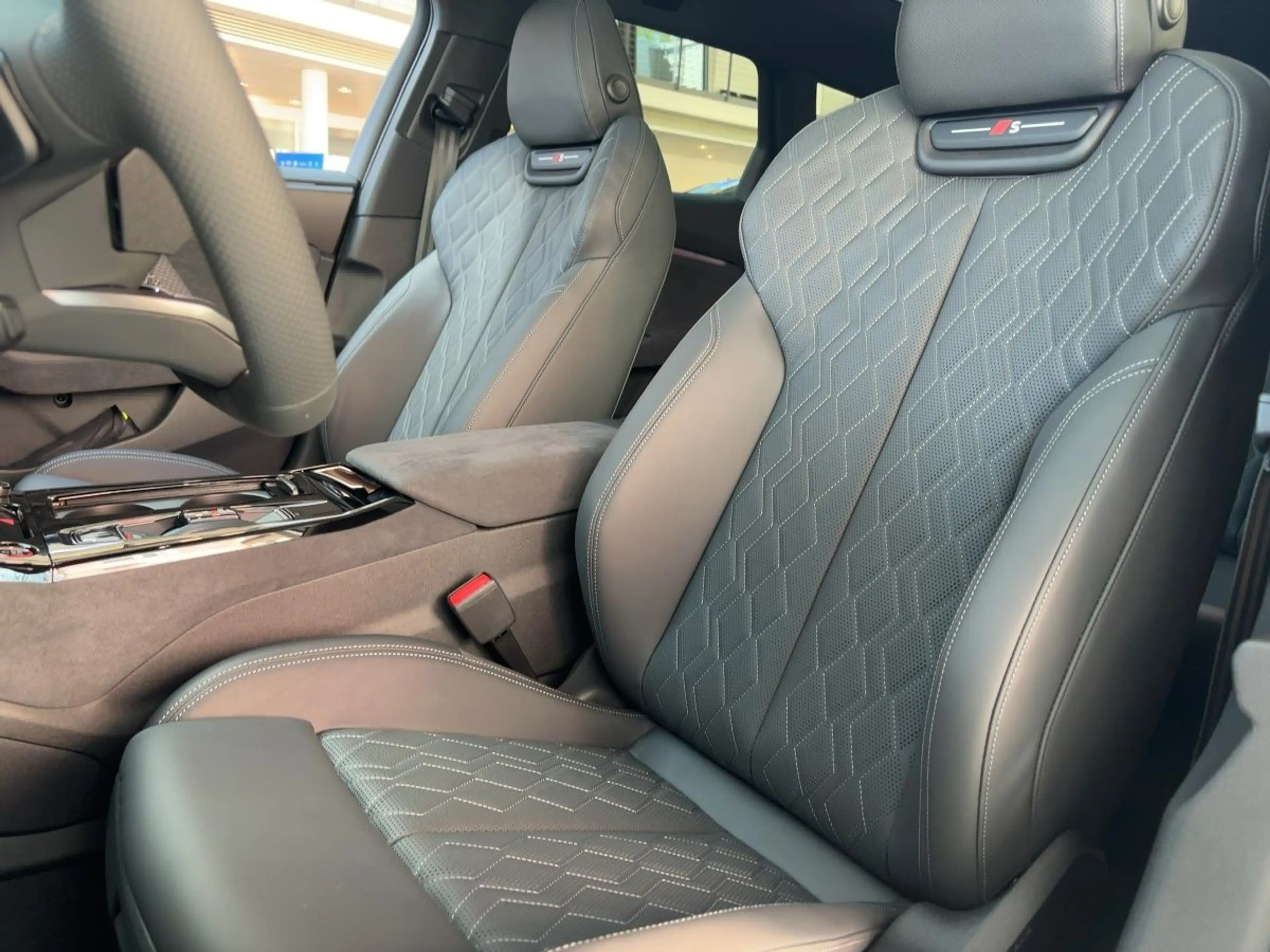 Audi S6 e-tron . — photo 14