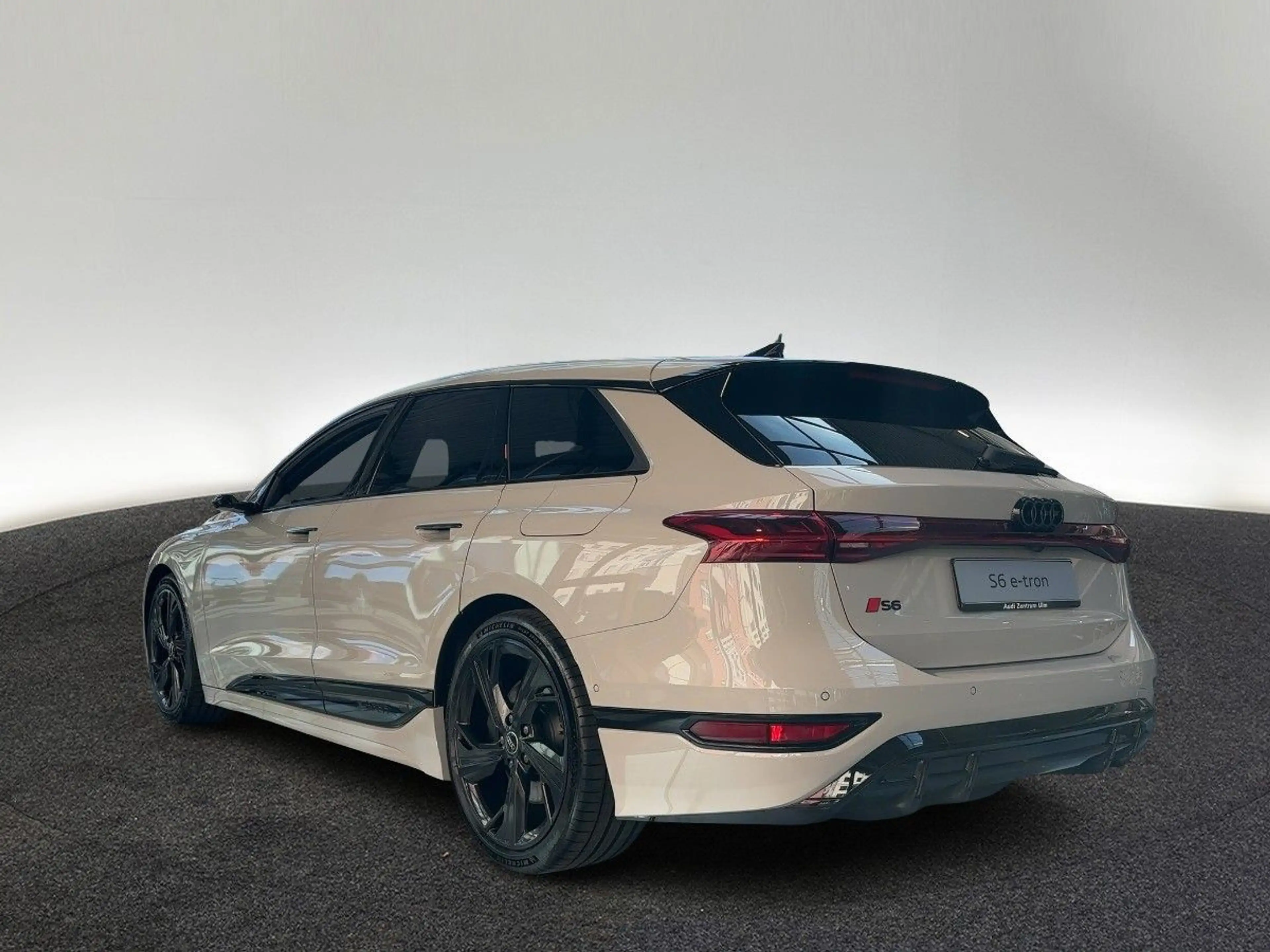 Audi S6 e-tron . — photo 4