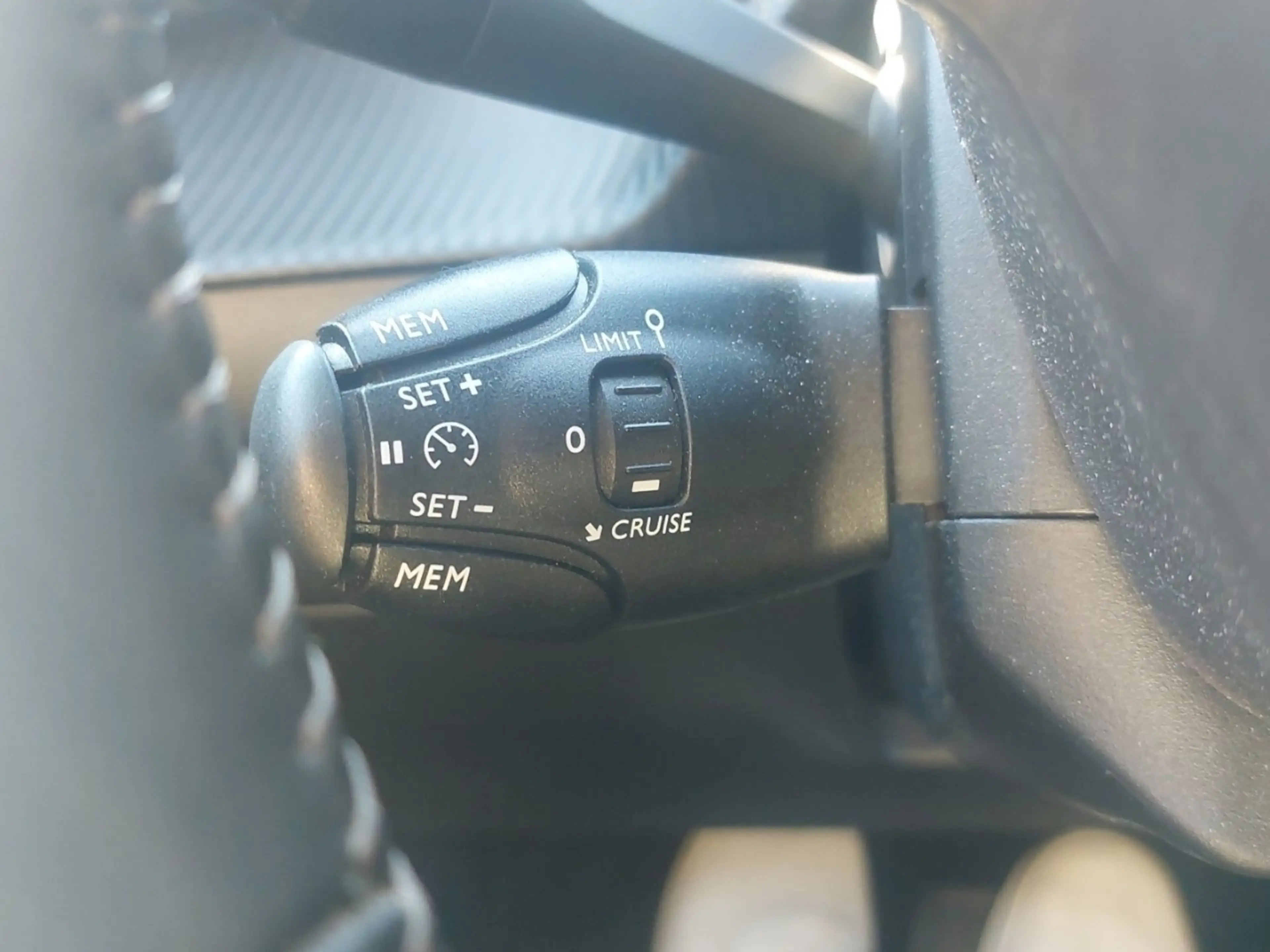 Peugeot e-208 Allure Pack 136 ´´ Keyless/ Navi/ Shzg ´´ — photo 13