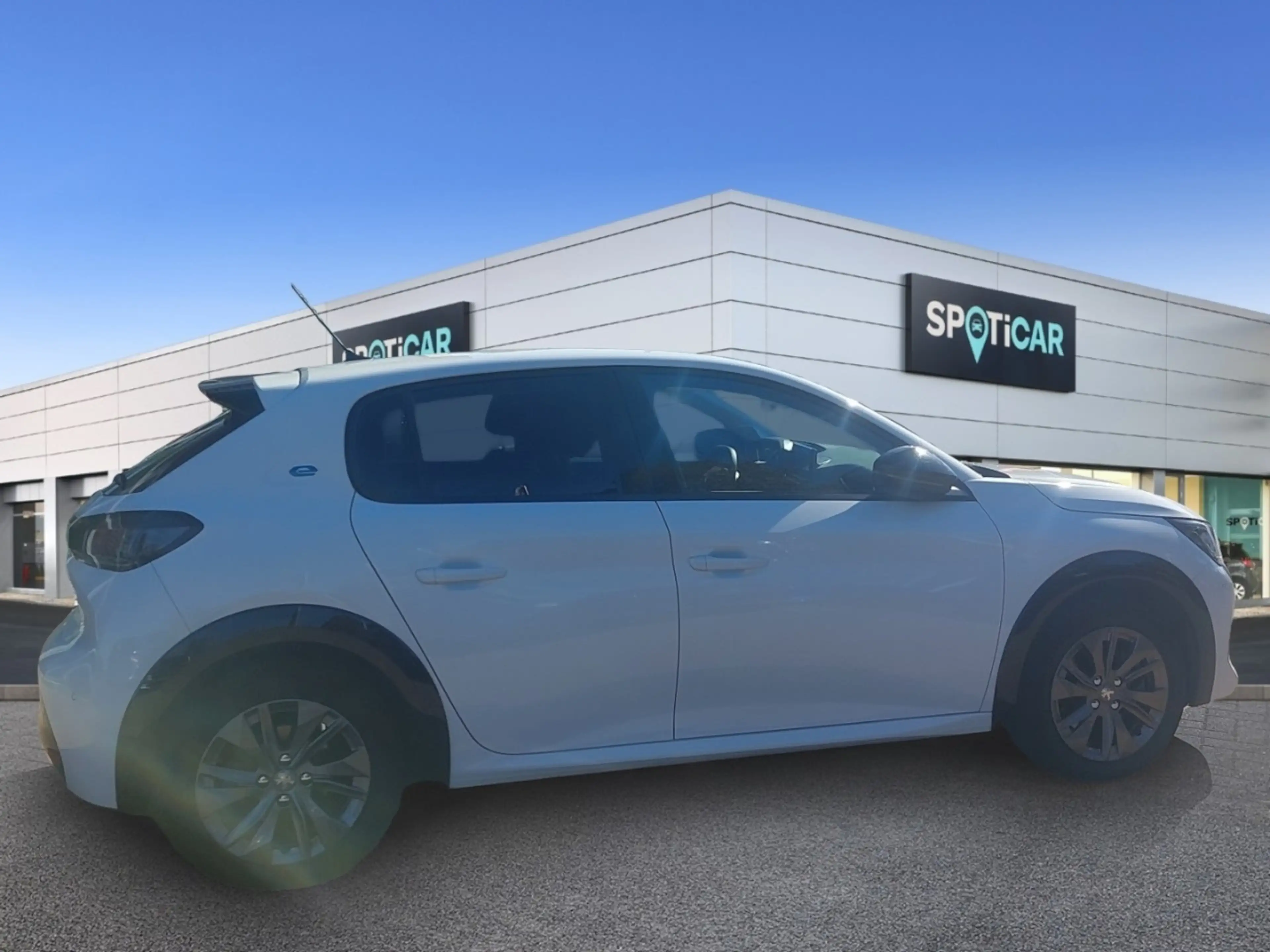 Peugeot e-208 Allure Pack 136 ´´ Keyless/ Navi/ Shzg ´´ — photo 4