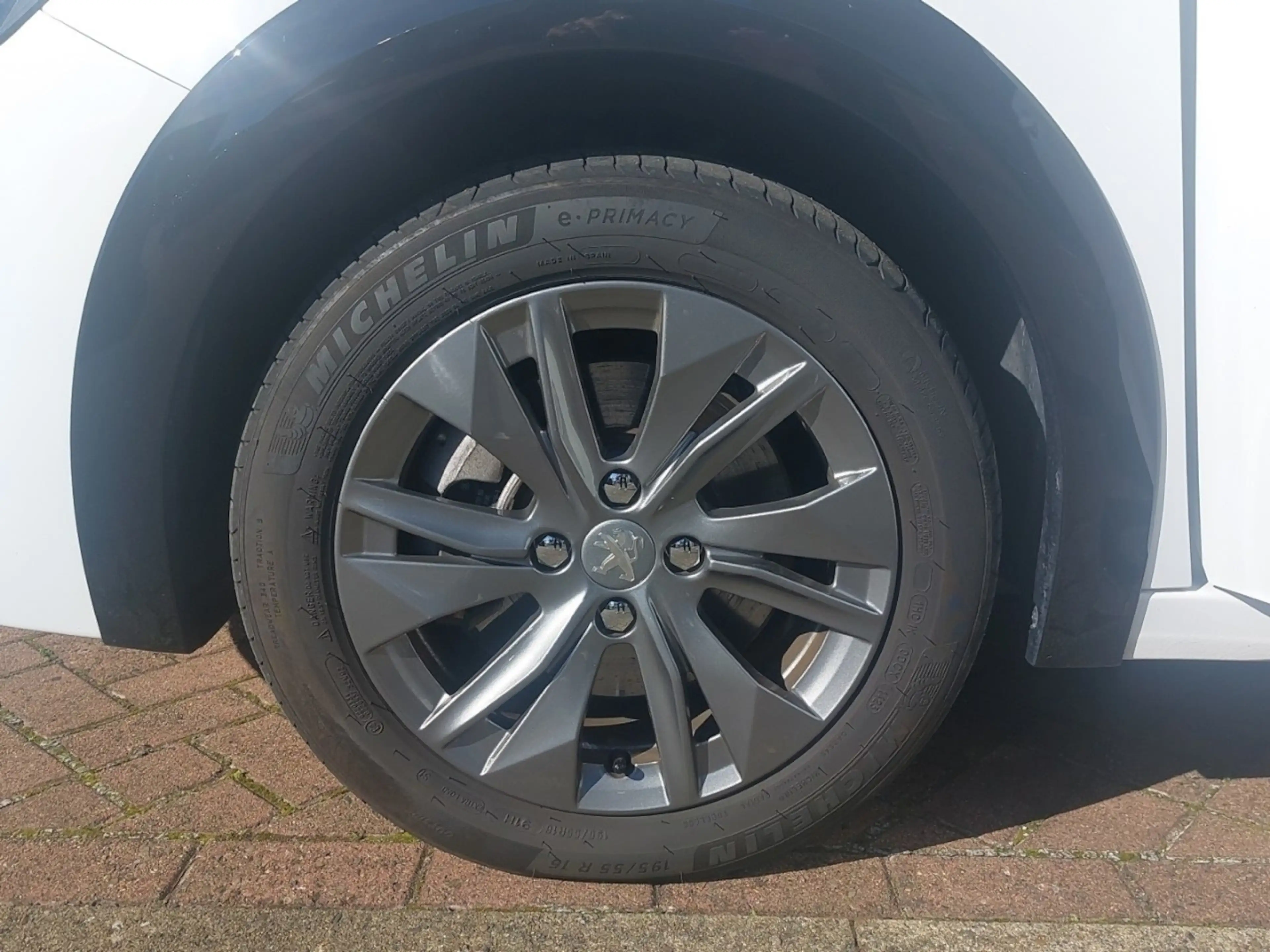 Peugeot e-208 Allure Pack 136 ´´ Keyless/ Navi/ Shzg ´´ — photo 11