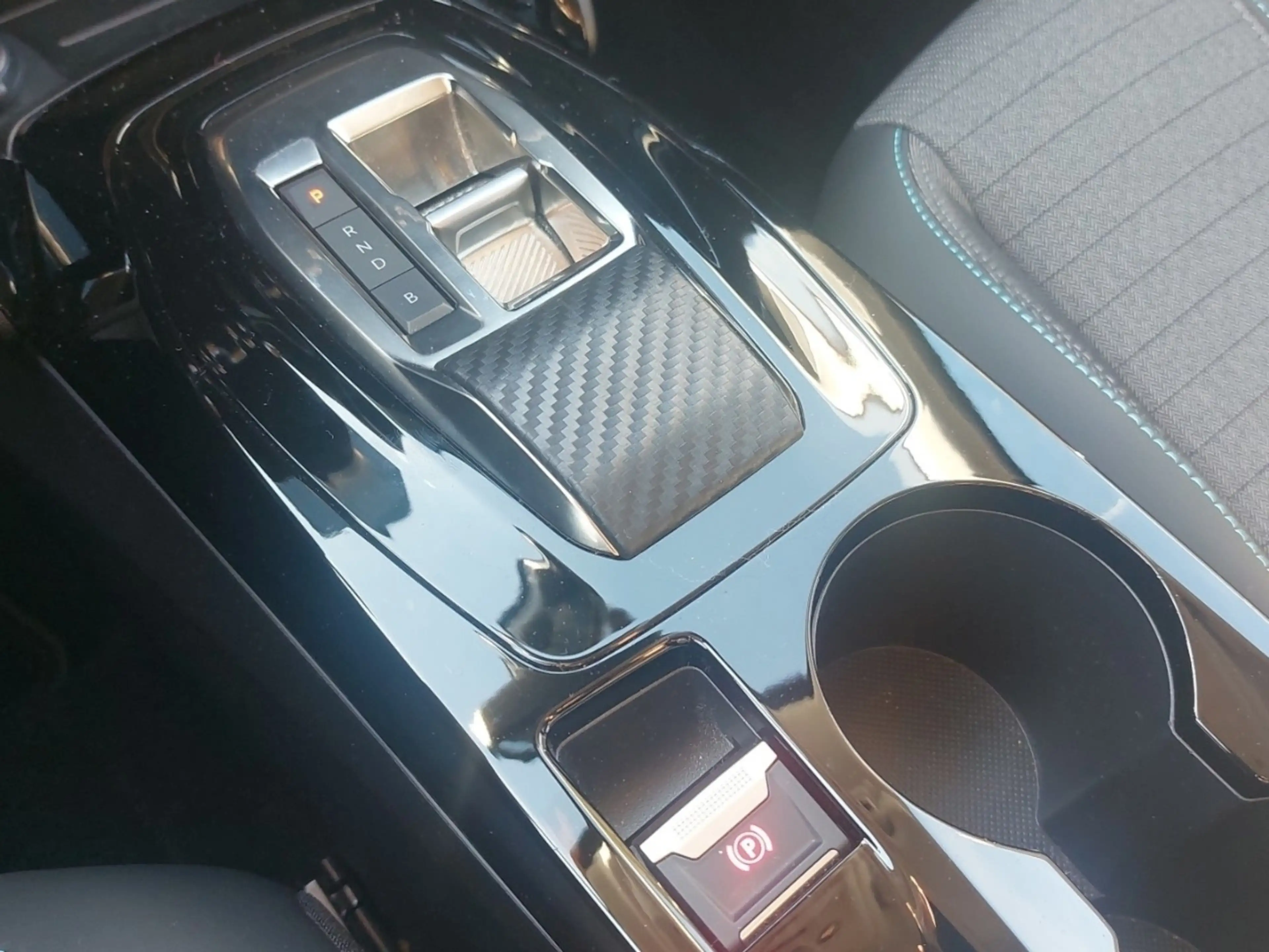 Peugeot e-208 Allure Pack 136 ´´ Keyless/ Navi/ Shzg ´´ — photo 14