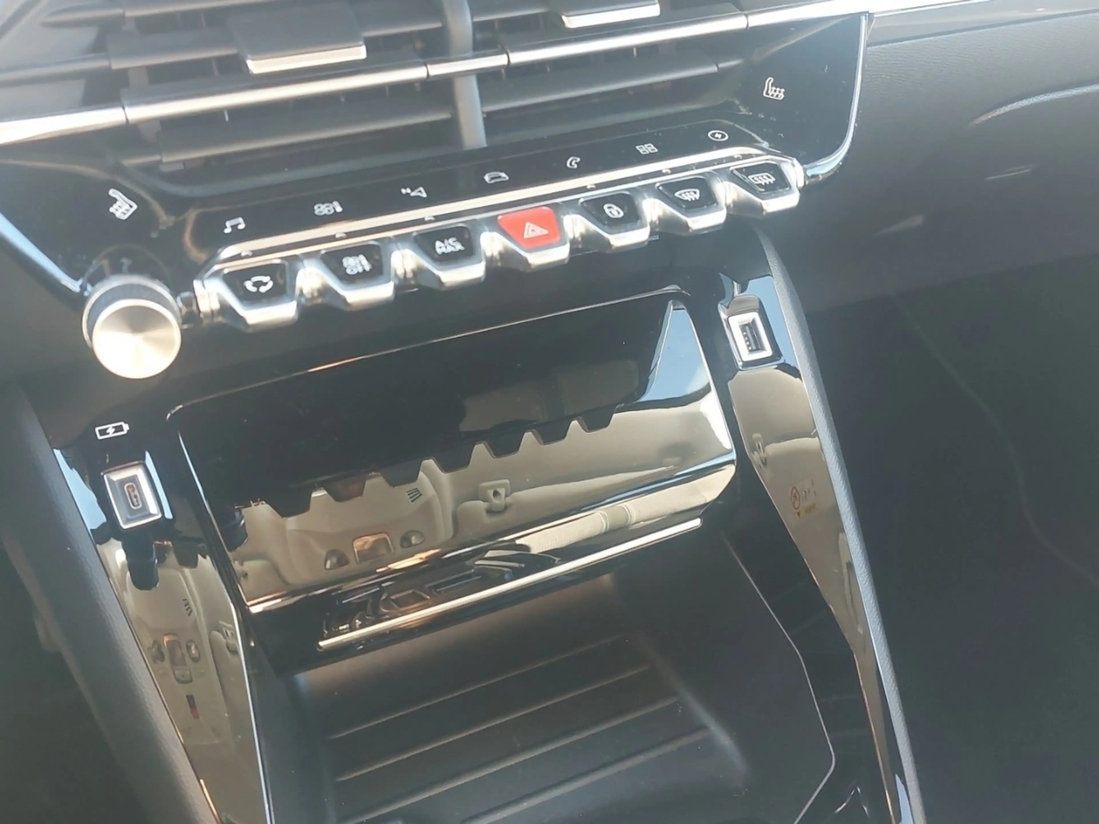Peugeot e-208 Allure Pack 136 ´´ Keyless/ Navi/ Shzg ´´ — photo 15