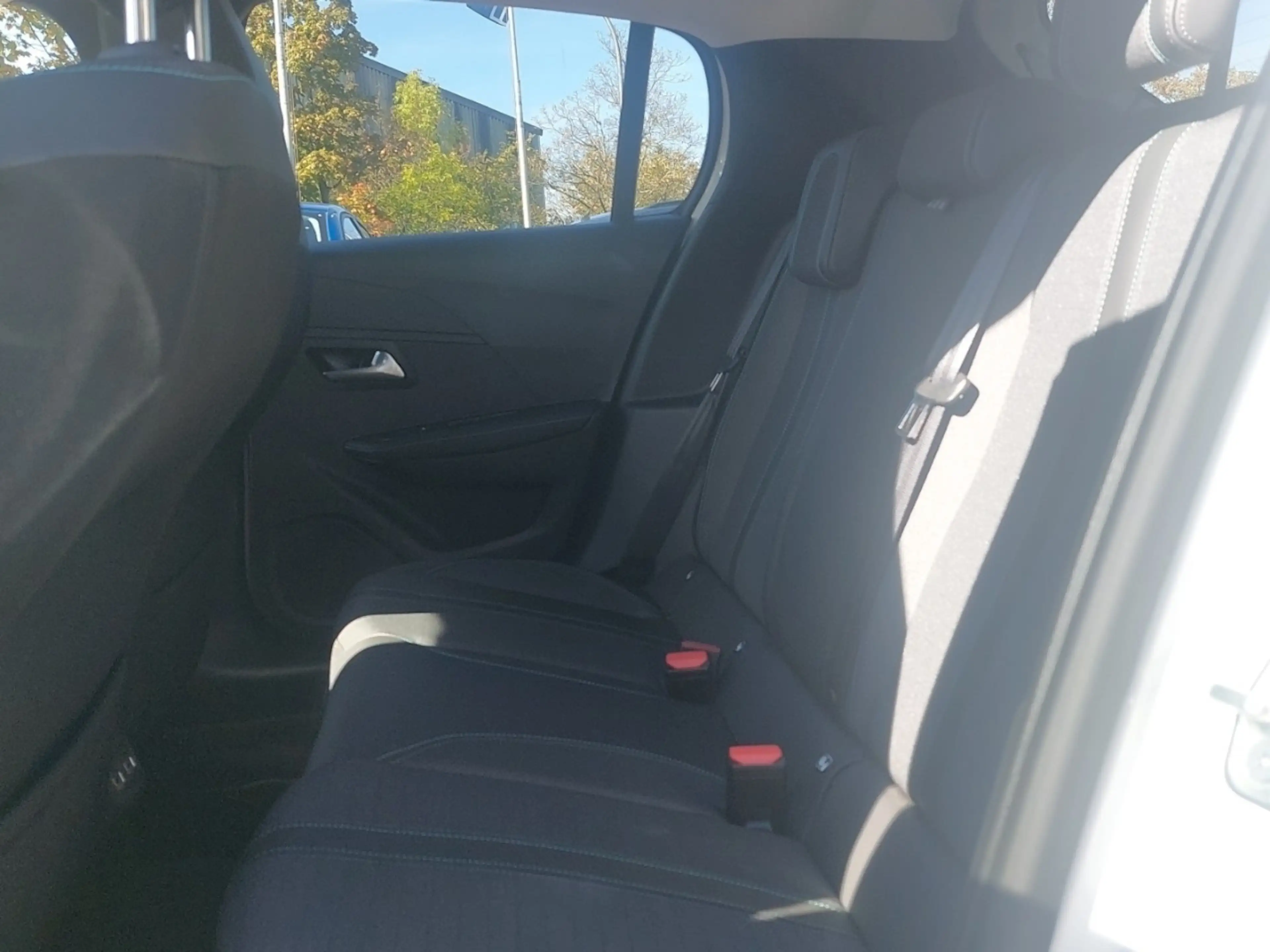 Peugeot e-208 Allure Pack 136 ´´ Keyless/ Navi/ Shzg ´´ — photo 10