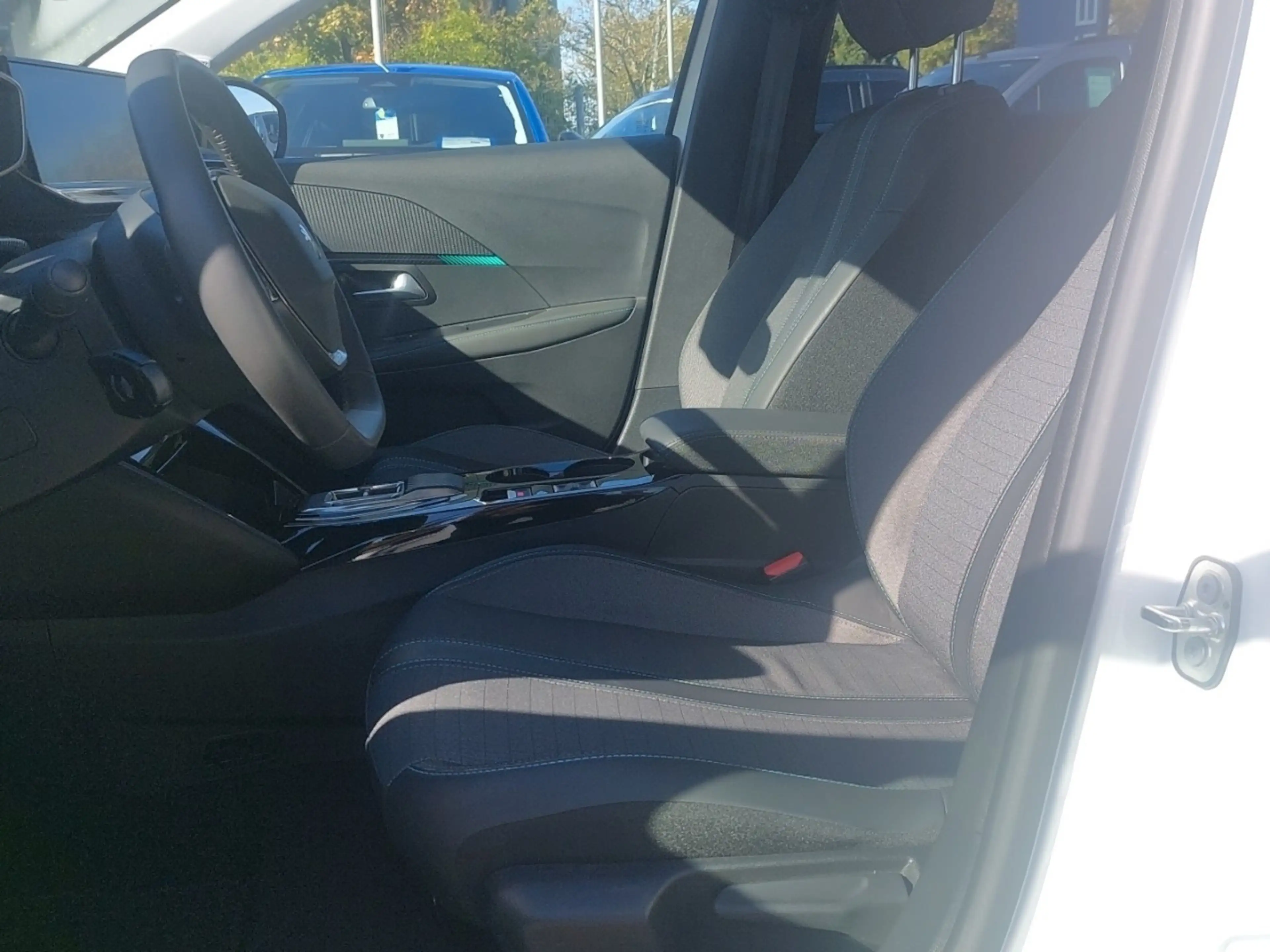 Peugeot e-208 Allure Pack 136 ´´ Keyless/ Navi/ Shzg ´´ — photo 9