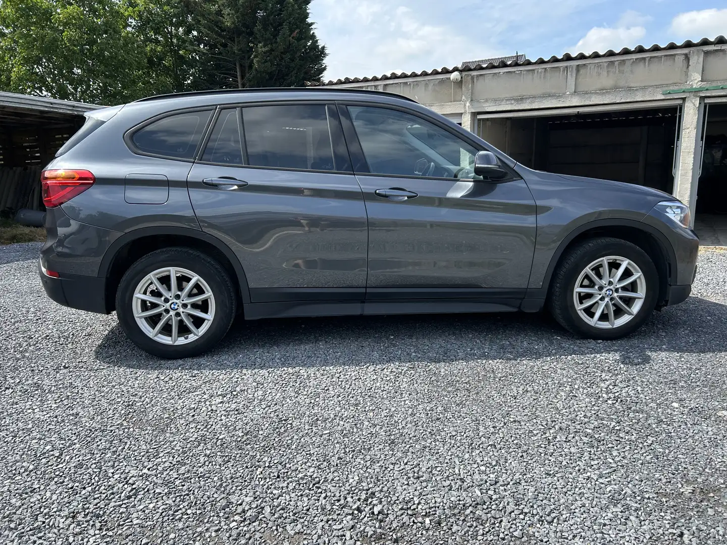 BMW X1 2.0 d sDrive18 / PDC / GPS Gris - 2