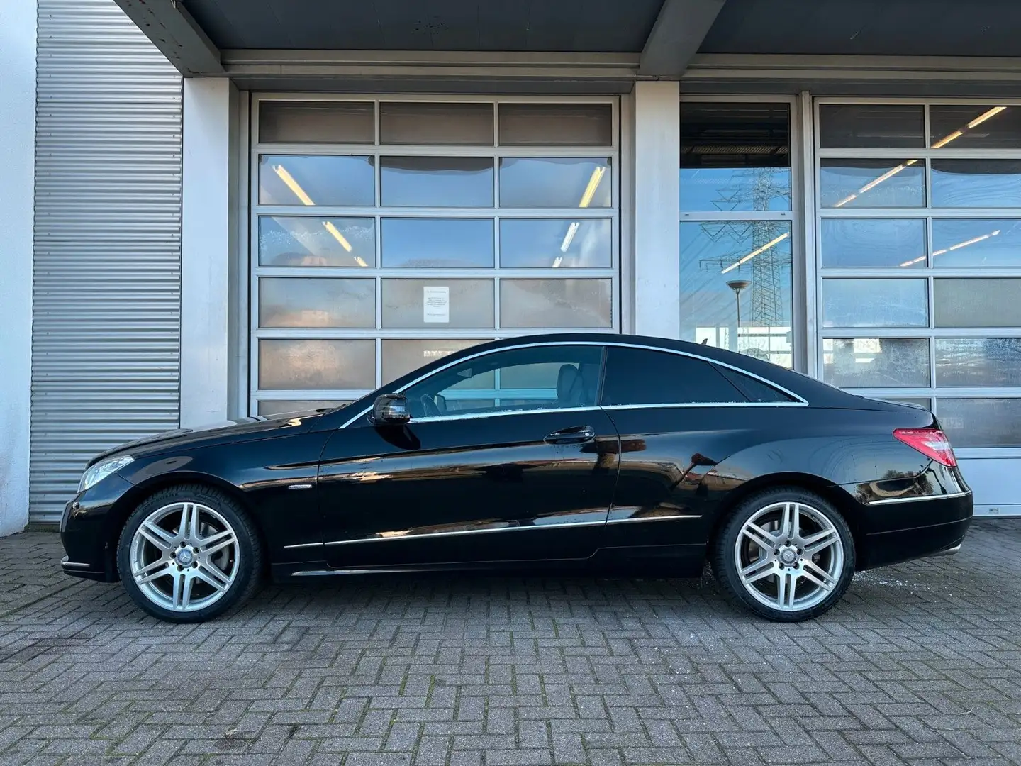Mercedes-Benz E 200 CGI BlueEfficiency Coupe/Pano/SHZ/Navi Schwarz - 2