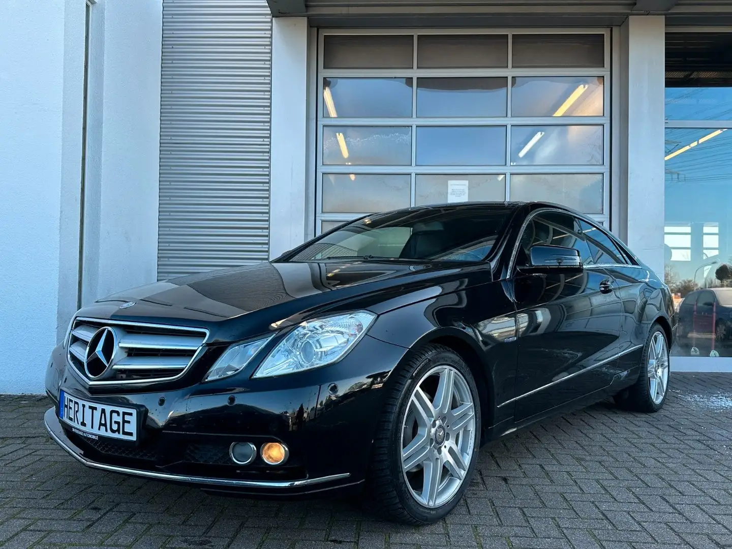 Mercedes-Benz E 200 CGI BlueEfficiency Coupe/Pano/SHZ/Navi Schwarz - 1