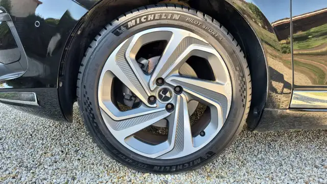 DS Automobiles DS 5 view 18