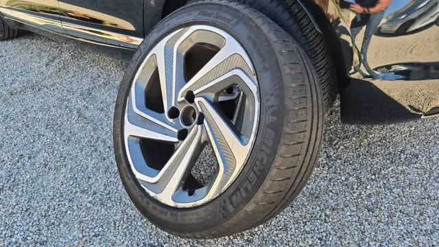DS Automobiles DS 5 view 25