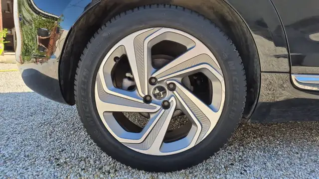 DS Automobiles DS 5 view 16