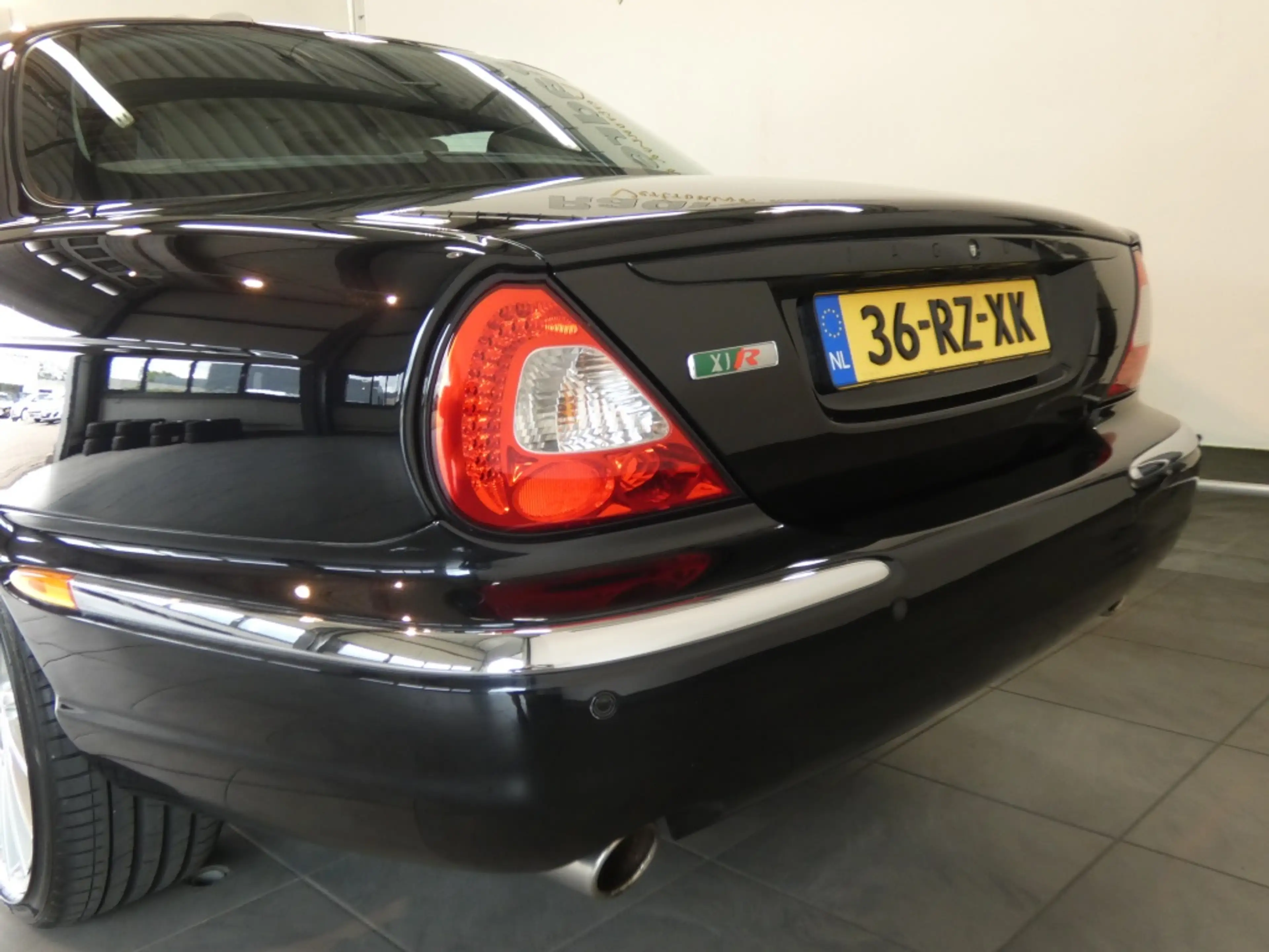 Jaguar XJ 4.2 V8 XJ-R Sunroof 20 inch Tv achterin . — photo 8