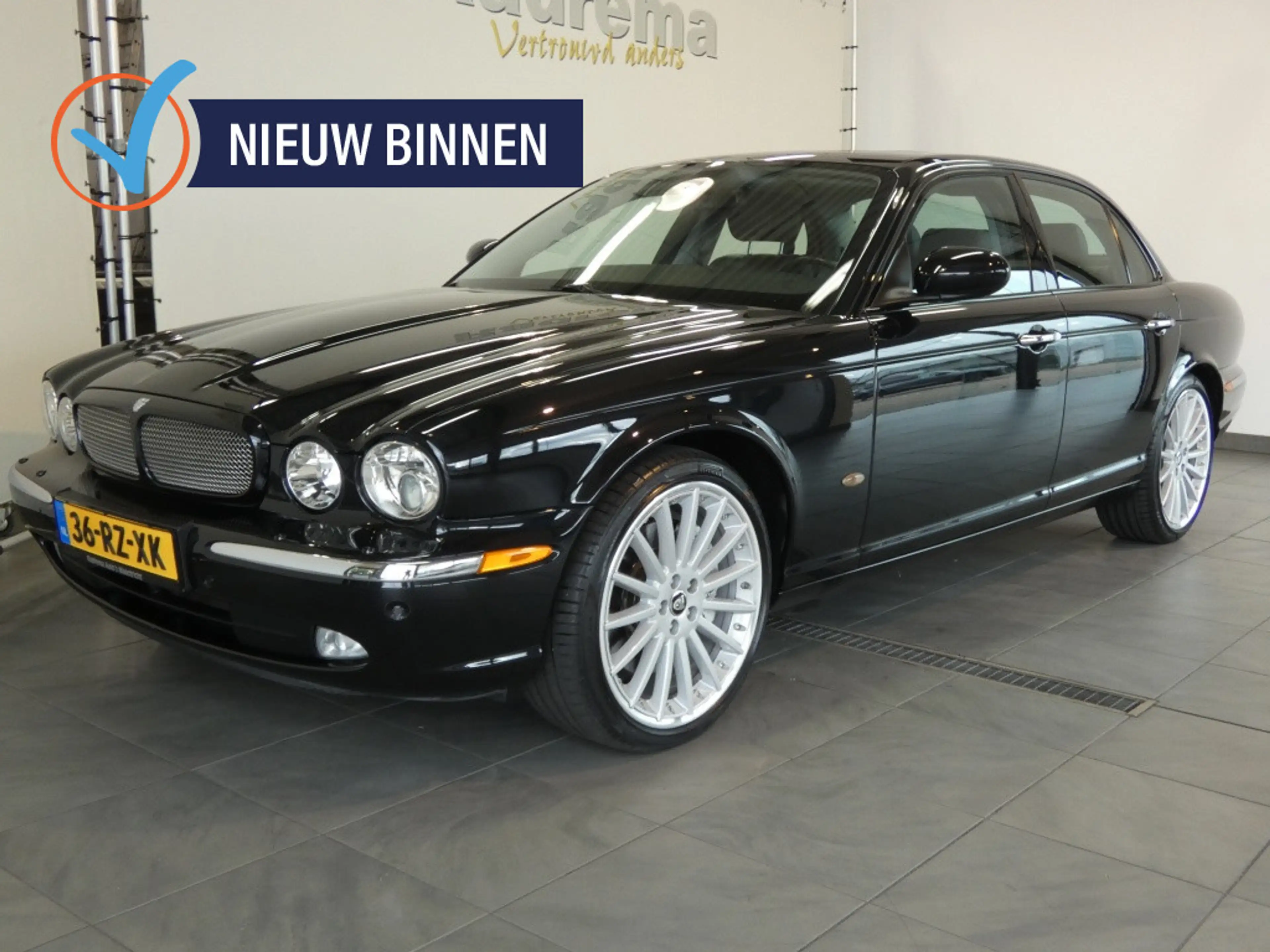 Jaguar XJ 4.2 V8 XJ-R Sunroof 20 inch Tv achterin .