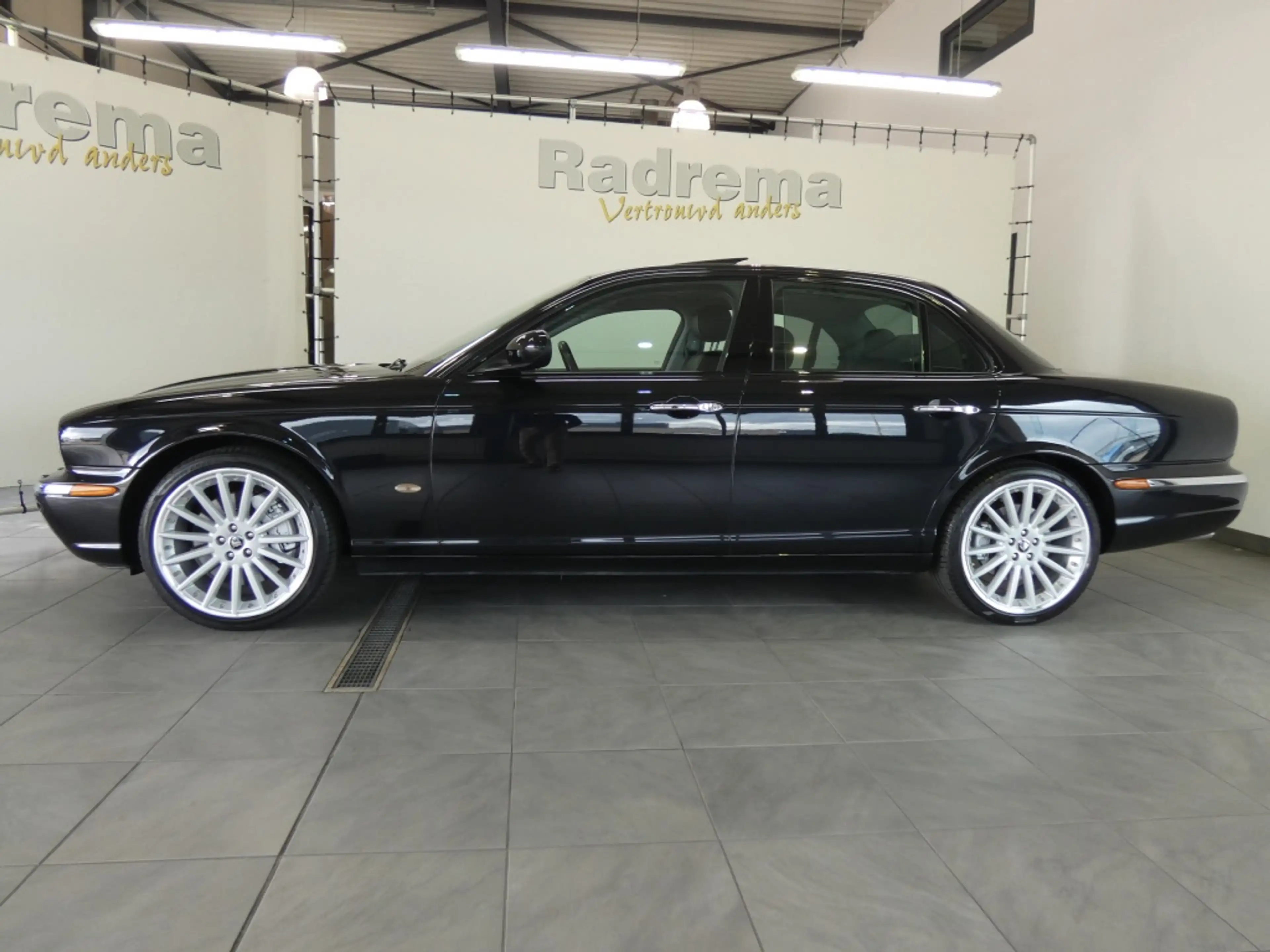 Jaguar XJ 4.2 V8 XJ-R Sunroof 20 inch Tv achterin . — photo 3