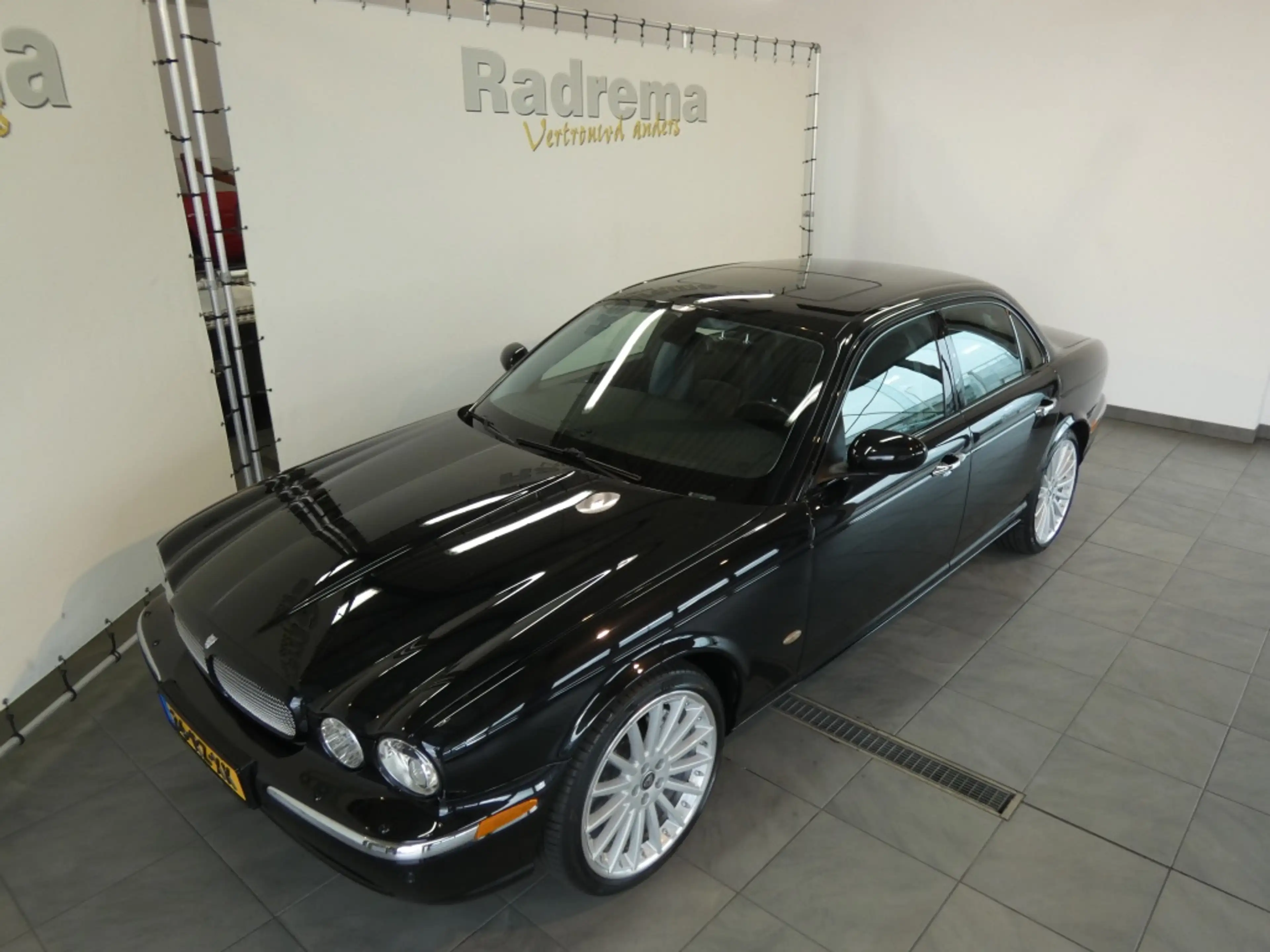 Jaguar XJ 4.2 V8 XJ-R Sunroof 20 inch Tv achterin . — photo 5