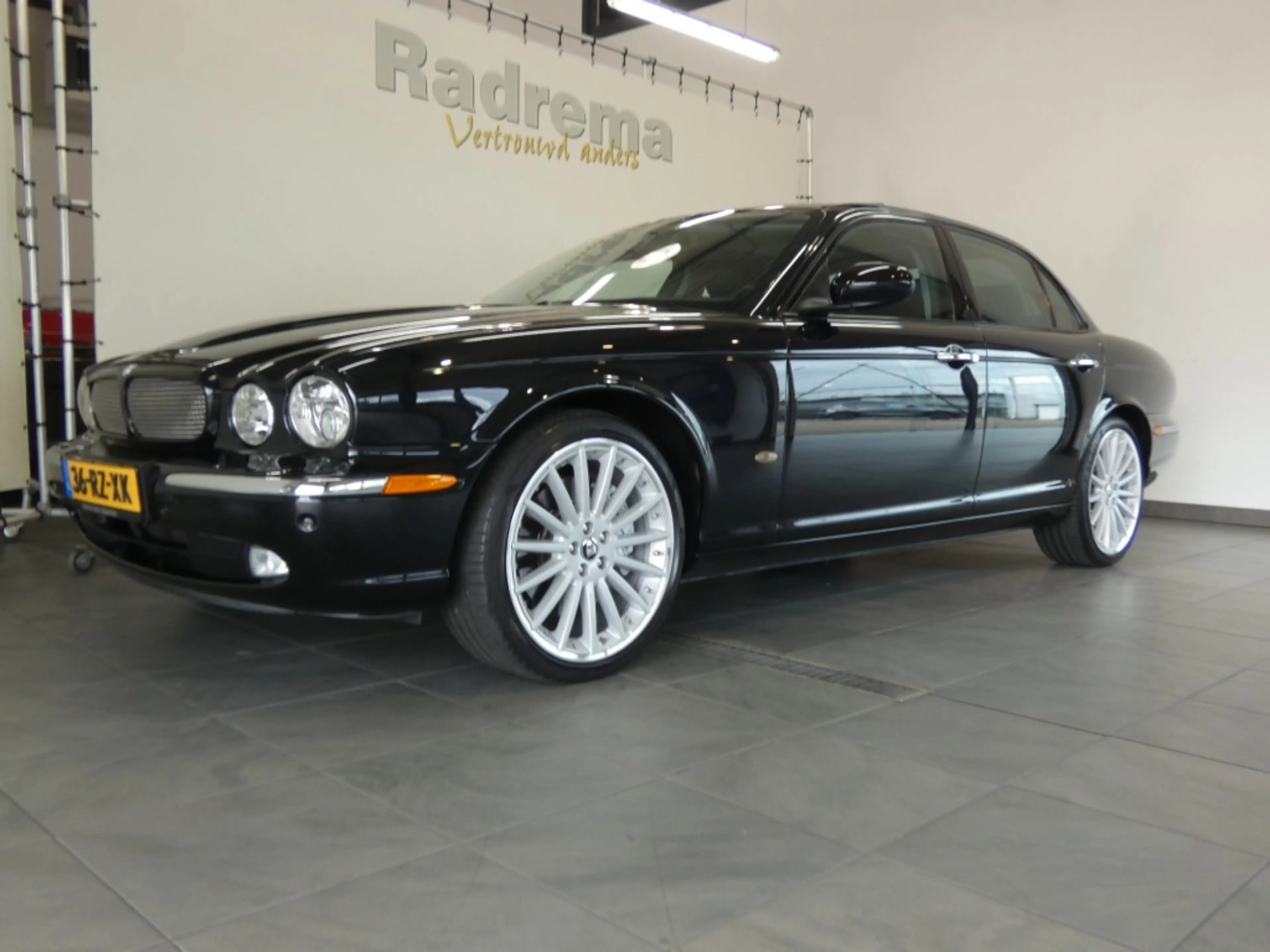 Jaguar XJ 4.2 V8 XJ-R Sunroof 20 inch Tv achterin . — photo 2