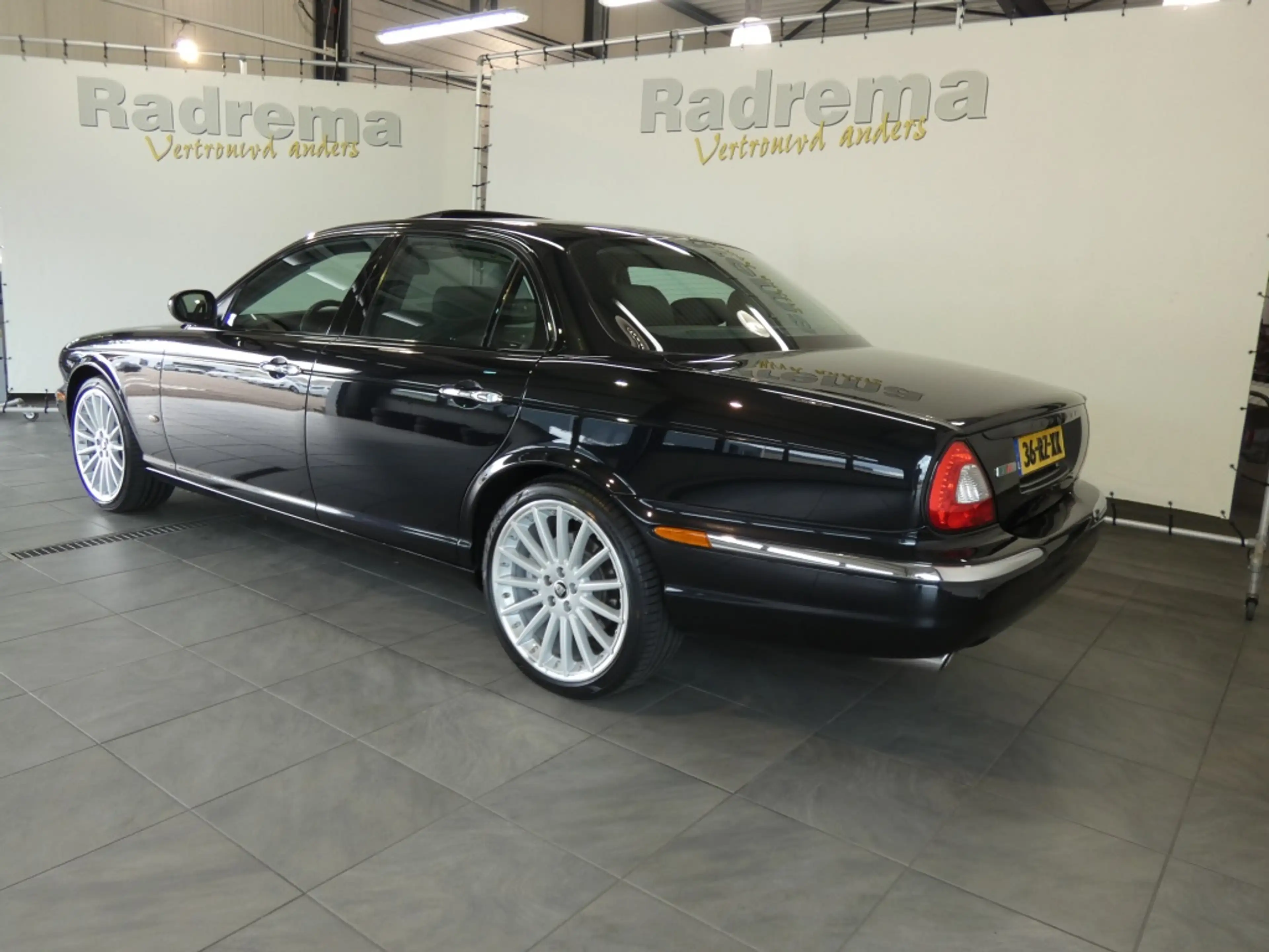Jaguar XJ 4.2 V8 XJ-R Sunroof 20 inch Tv achterin . — photo 4