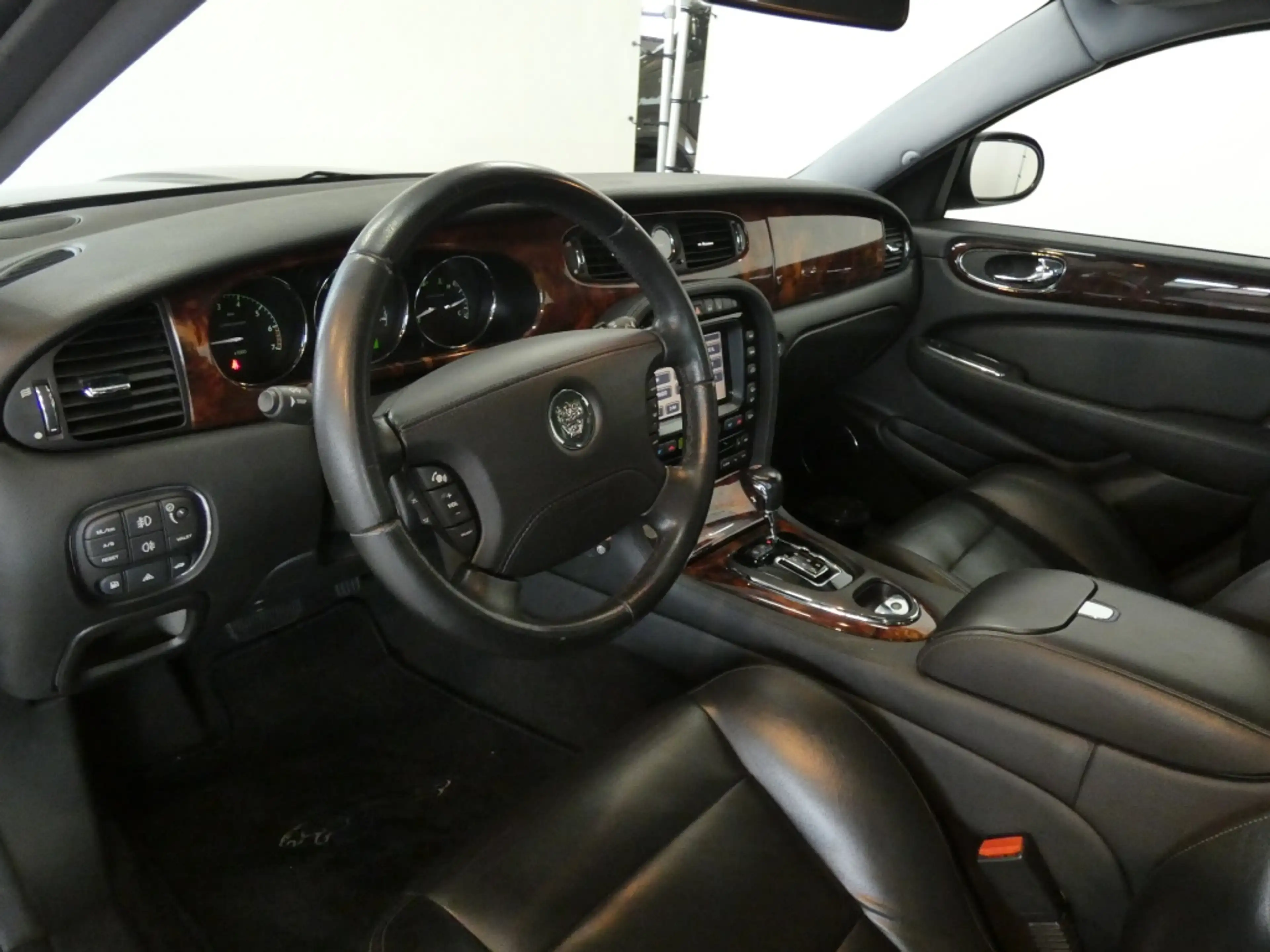 Jaguar XJ 4.2 V8 XJ-R Sunroof 20 inch Tv achterin . — photo 15