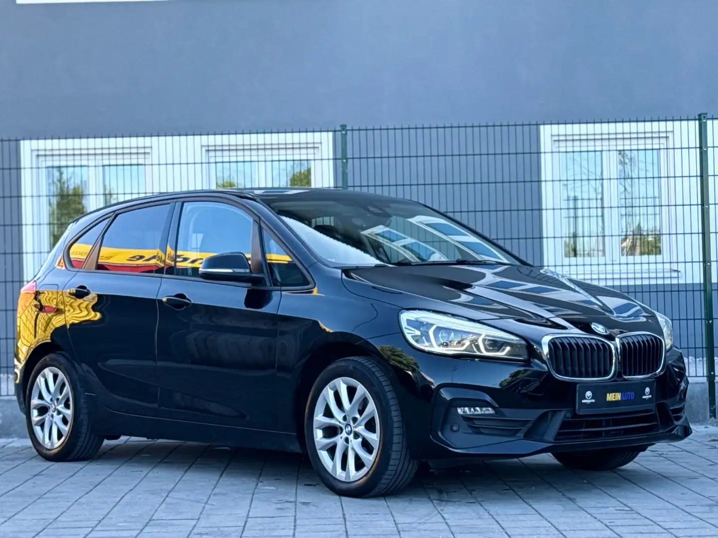 BMW 220 d xDrive Active Tourer/AHK/VOLL-LEDER/LED Schwarz - 2