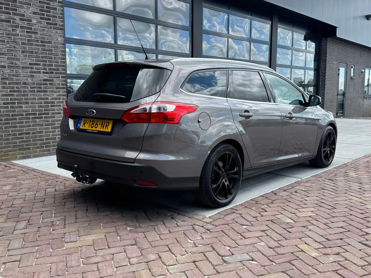 Ford Focus Wagon 1.0 EcoBoost Titanium | Trekhaak | Navi | Cl Brown - 2