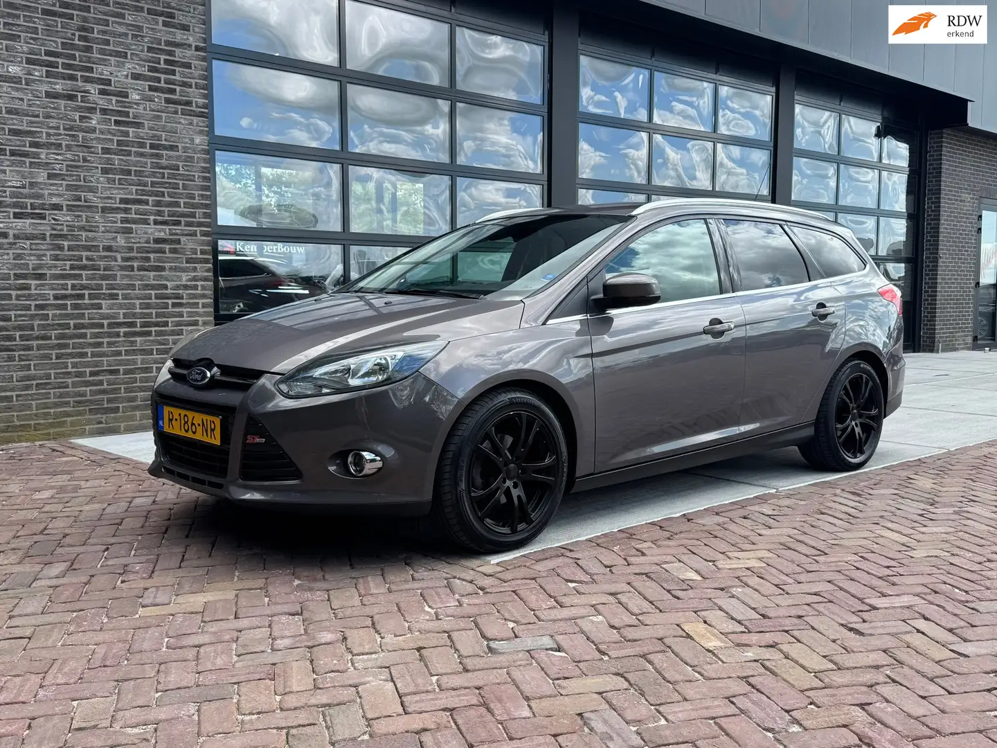 Ford Focus Wagon 1.0 EcoBoost Titanium | Trekhaak | Navi | Cl Brown - 1