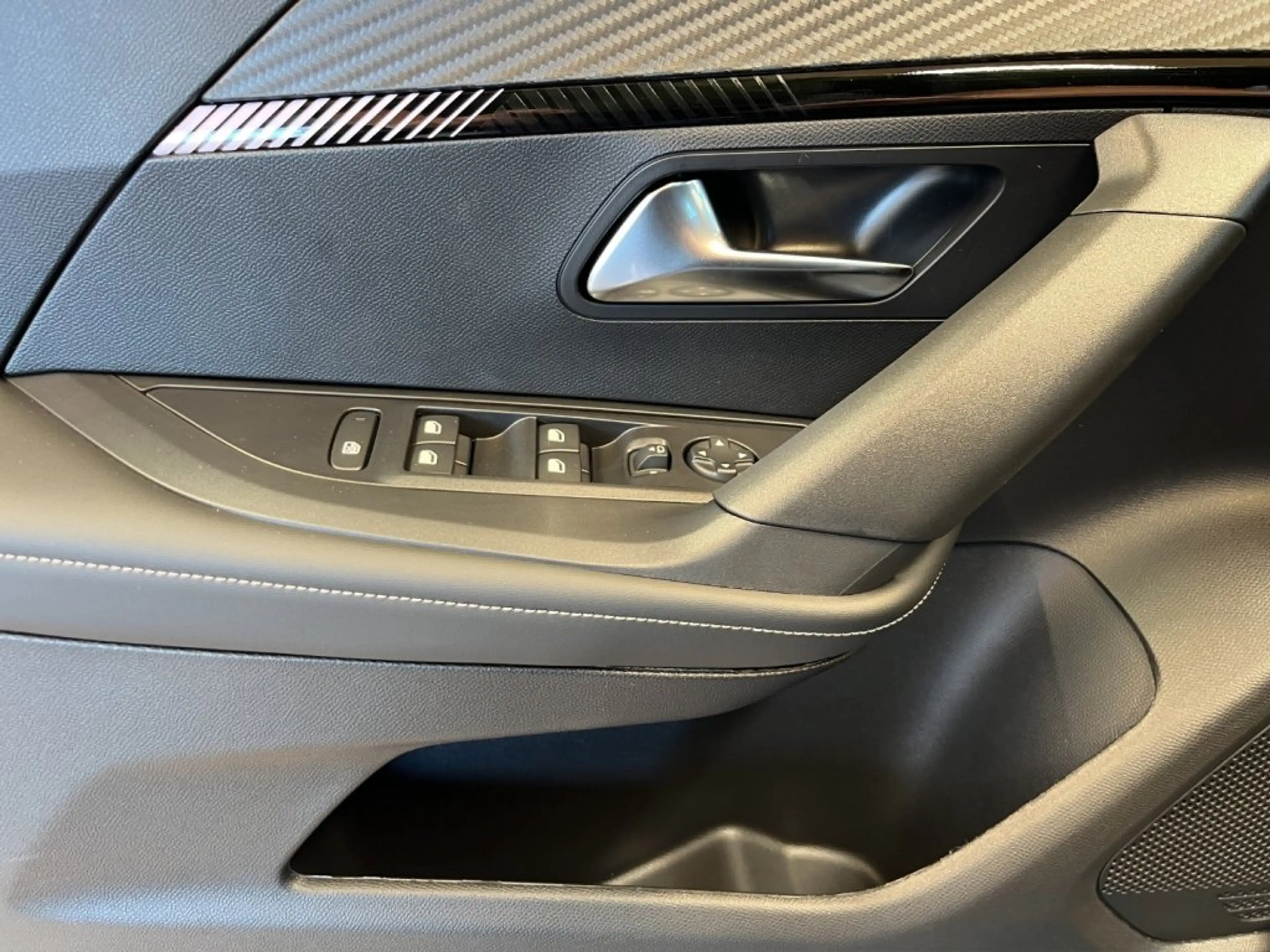 Peugeot 2008 Allure MHEV 110 e-DCS6 — photo 12