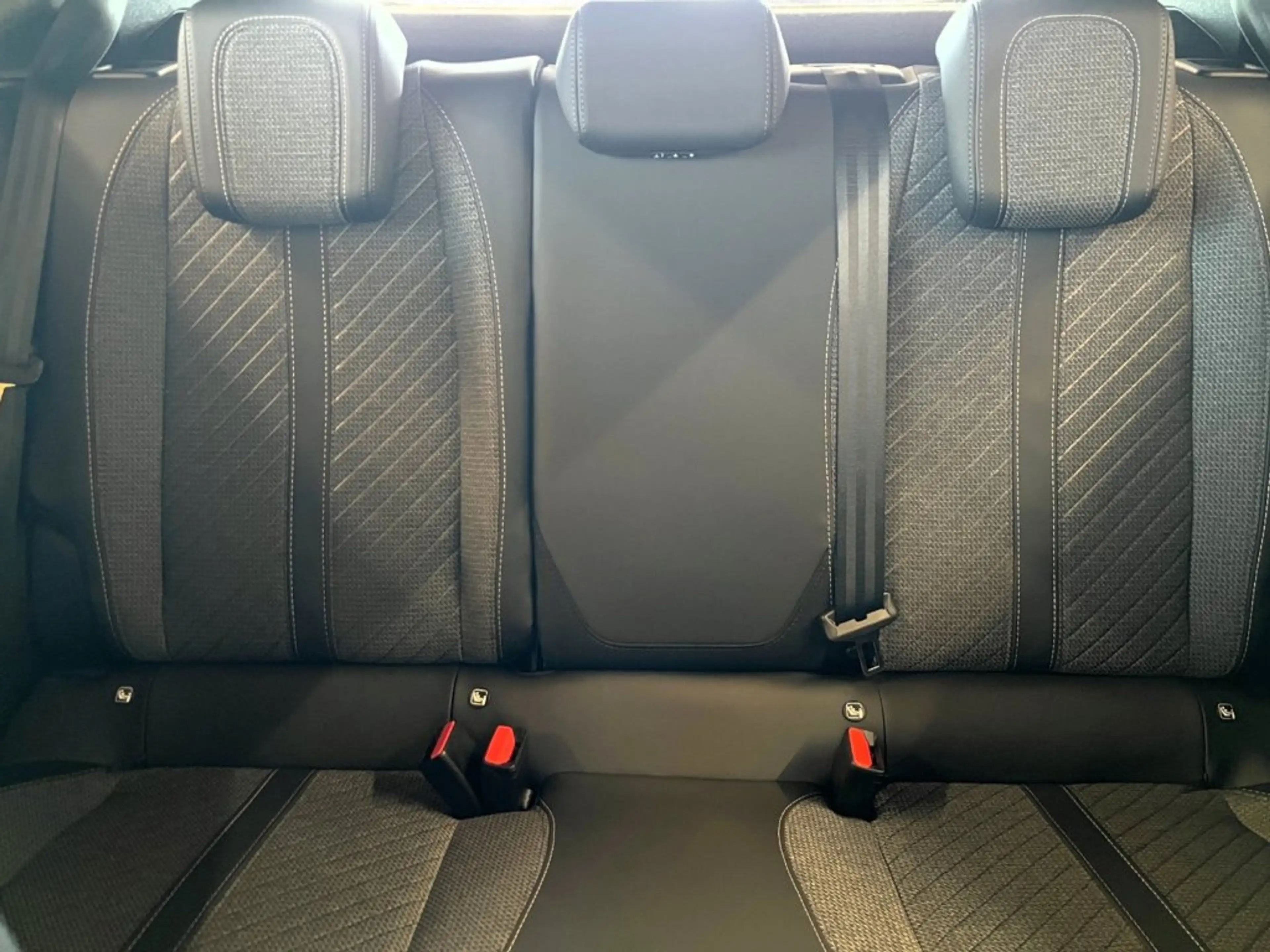 Peugeot 2008 Allure MHEV 110 e-DCS6 — photo 13